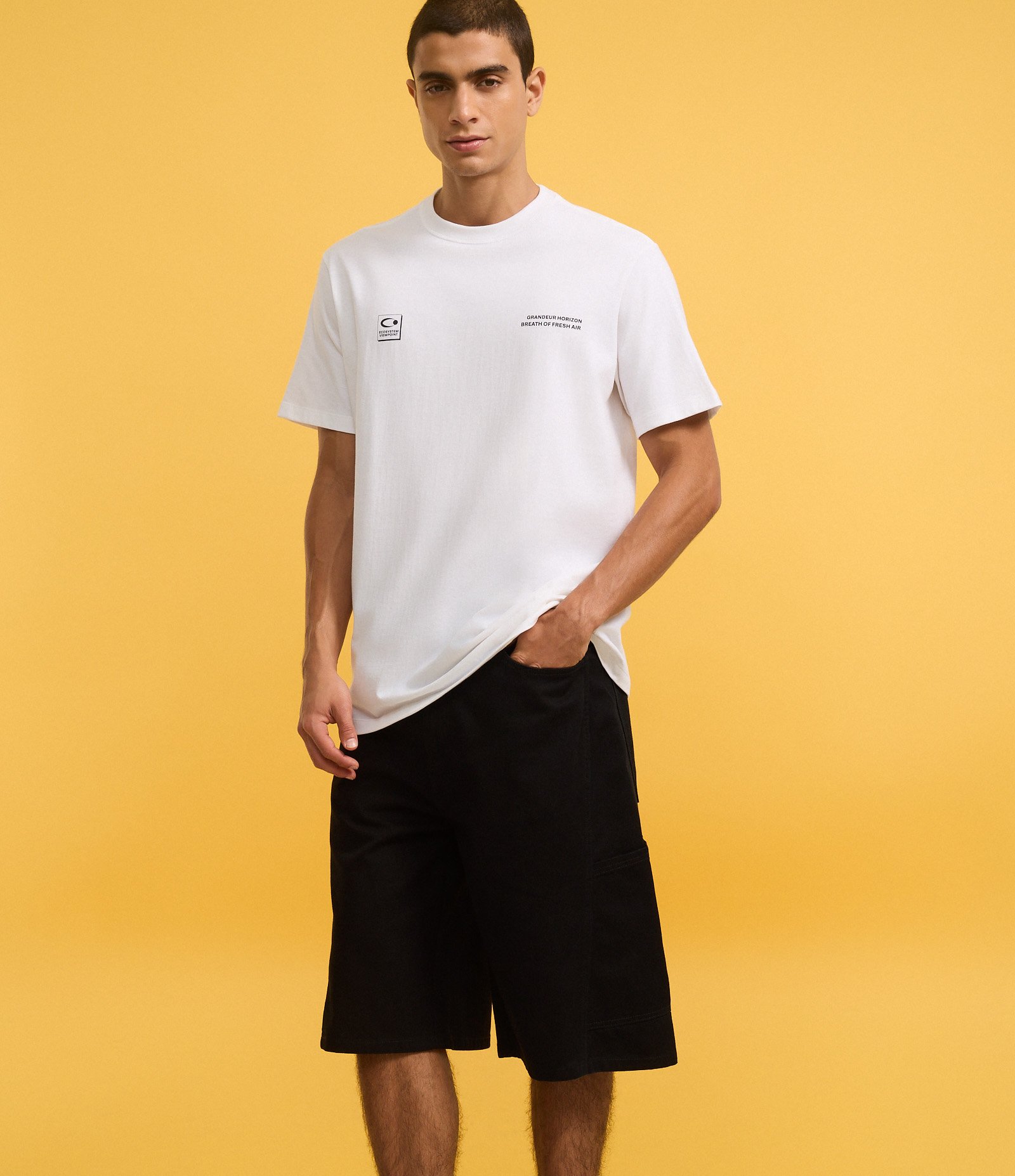 Bermuda Baggy Relaxed em Sarja com Recortes Deslocados e Bolso Lateral Preto 5