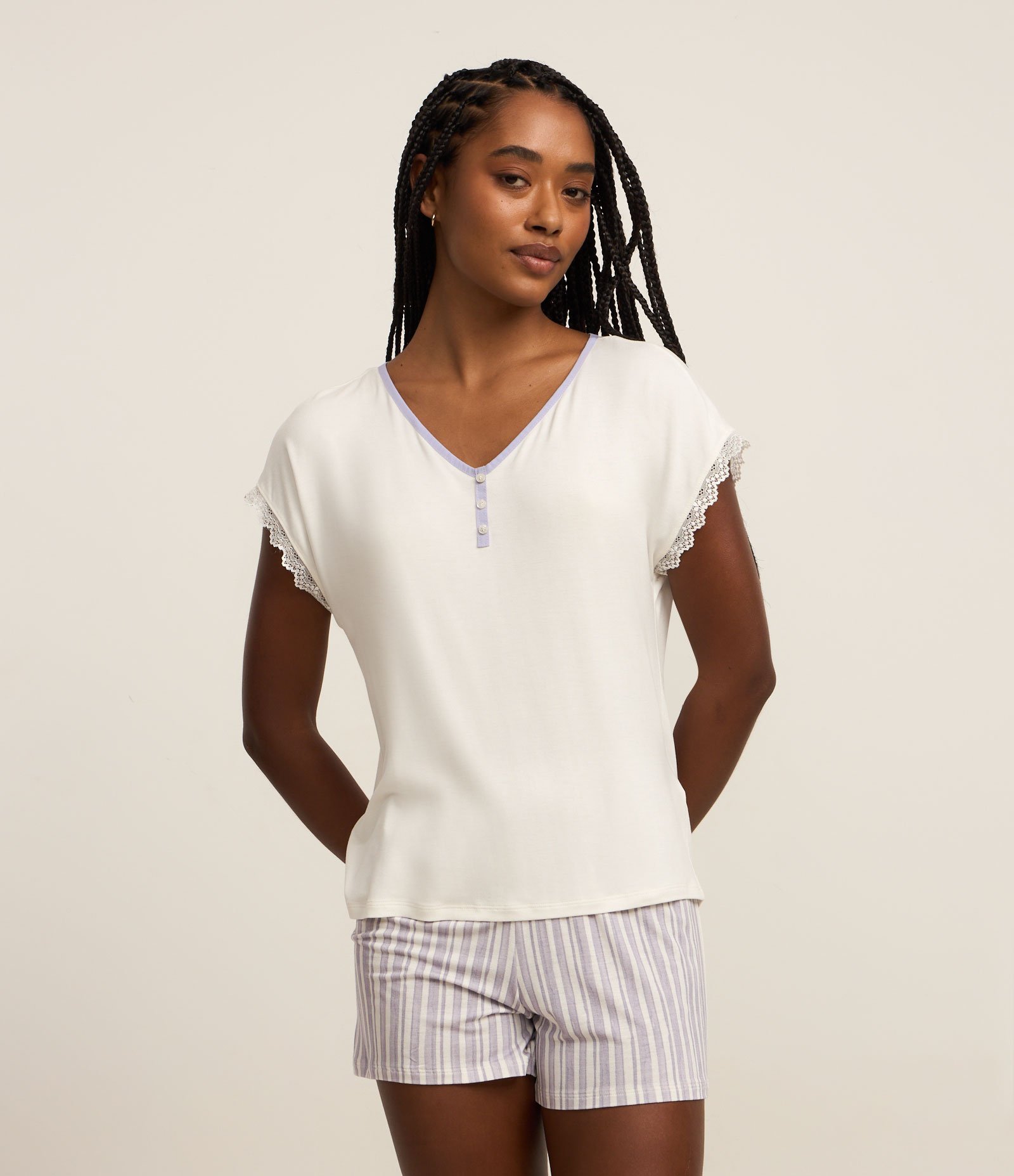 Pijama Short Doll em Viscose com Short Listrado e Detalhe de Botões Branco 1