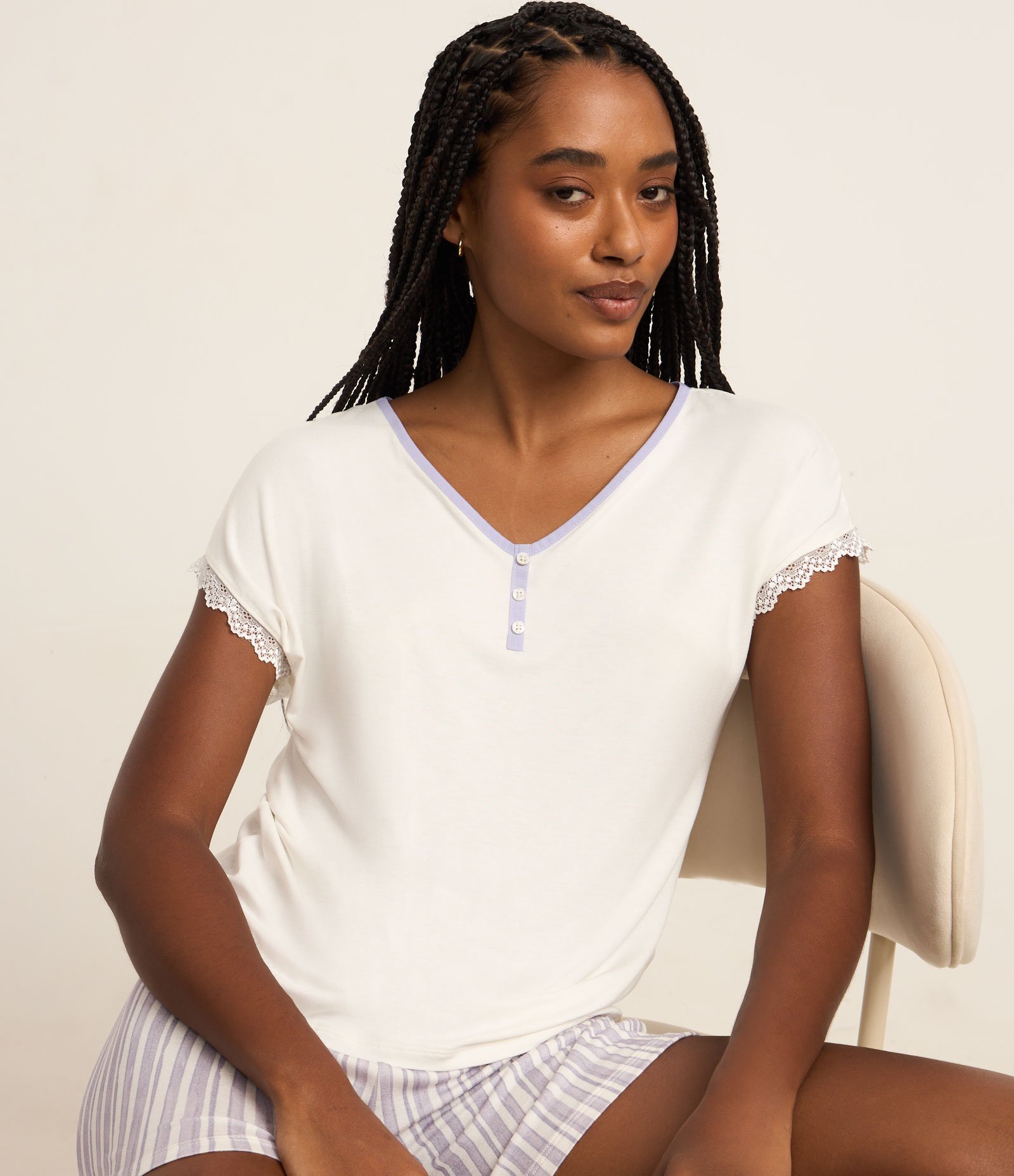 Pijama Short Doll em Viscose com Short Listrado e Detalhe de Botões Branco 2