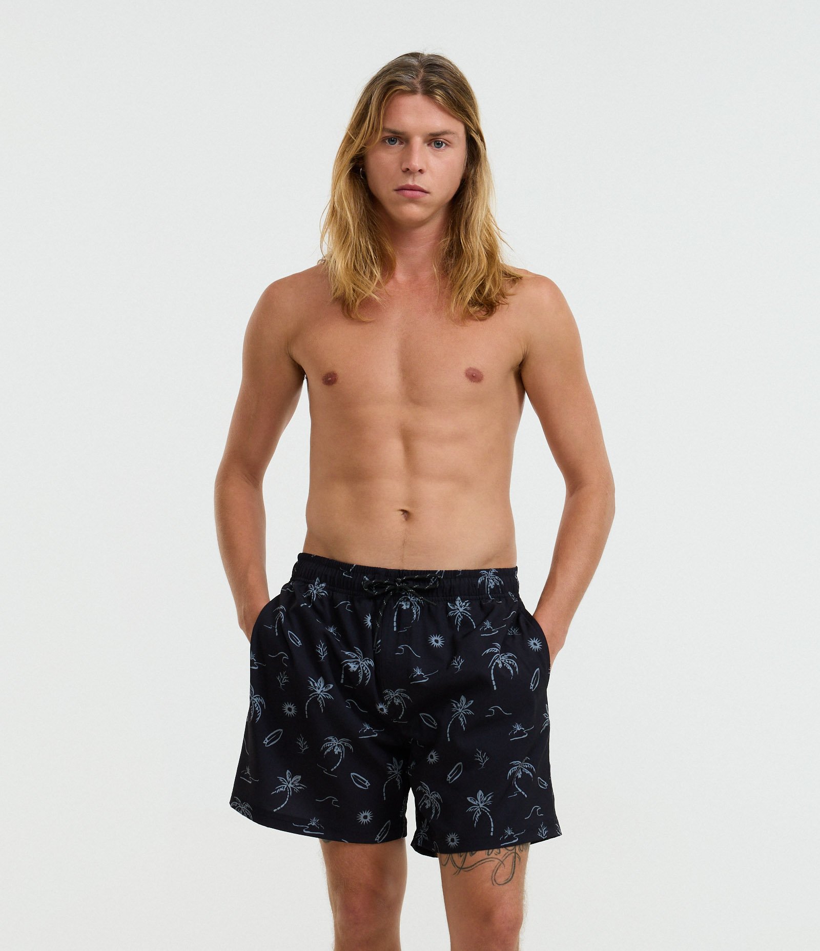 Bermuda de Banho com Estampa de Coqueiros e onda Preto 1
