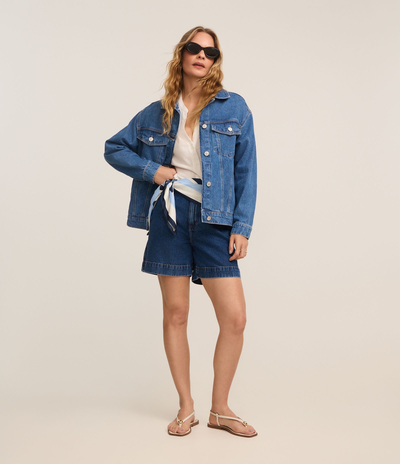 Jaqueta Trucker Ampla em Jeans com Bolsos Médio 2