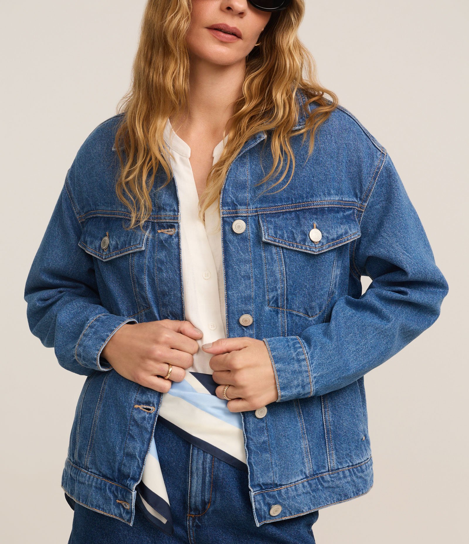 Jaqueta Trucker Ampla em Jeans com Bolsos Médio 5