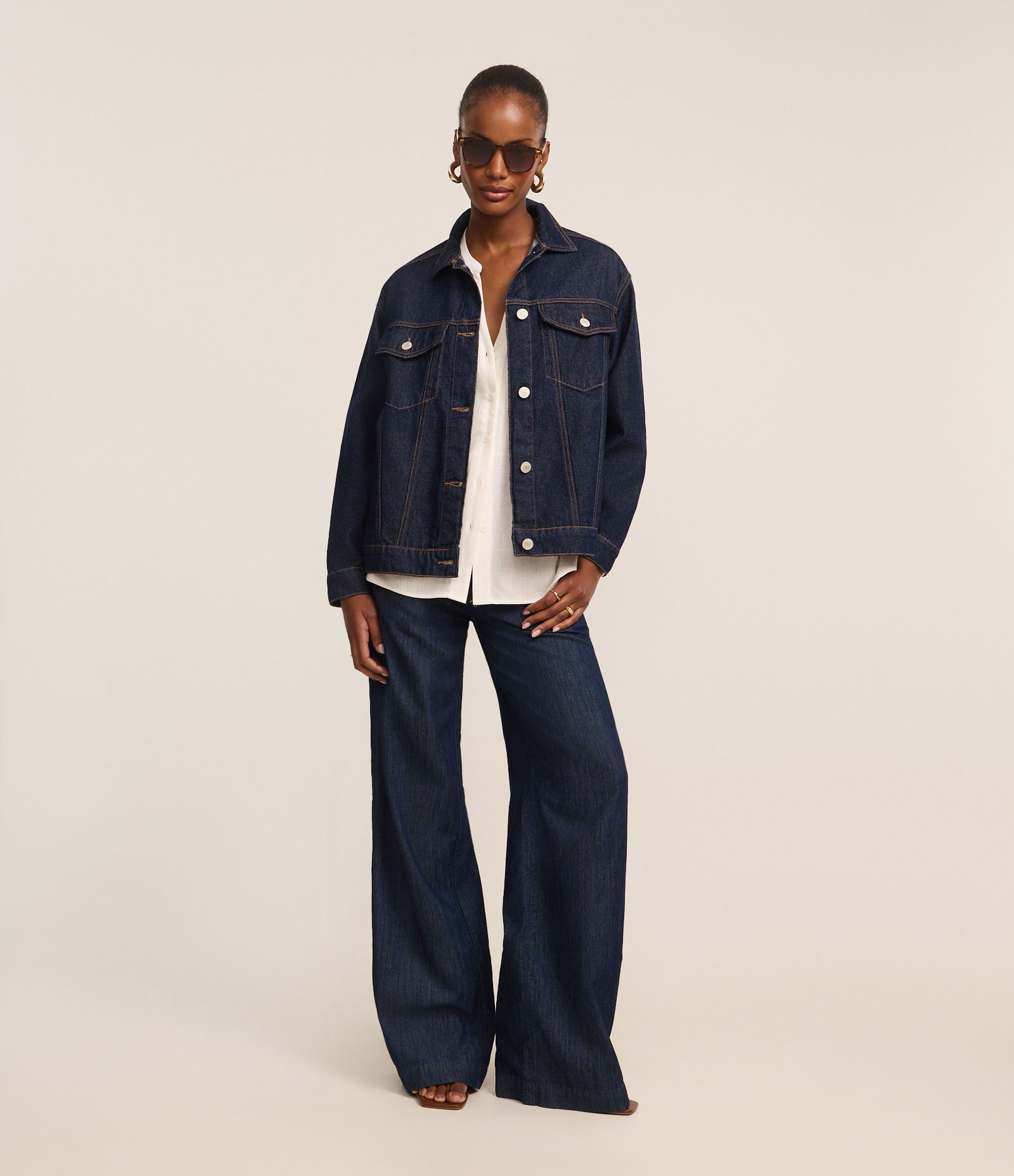 Jaqueta Trucker Ampla em Jeans com Bolsos Escuro 2