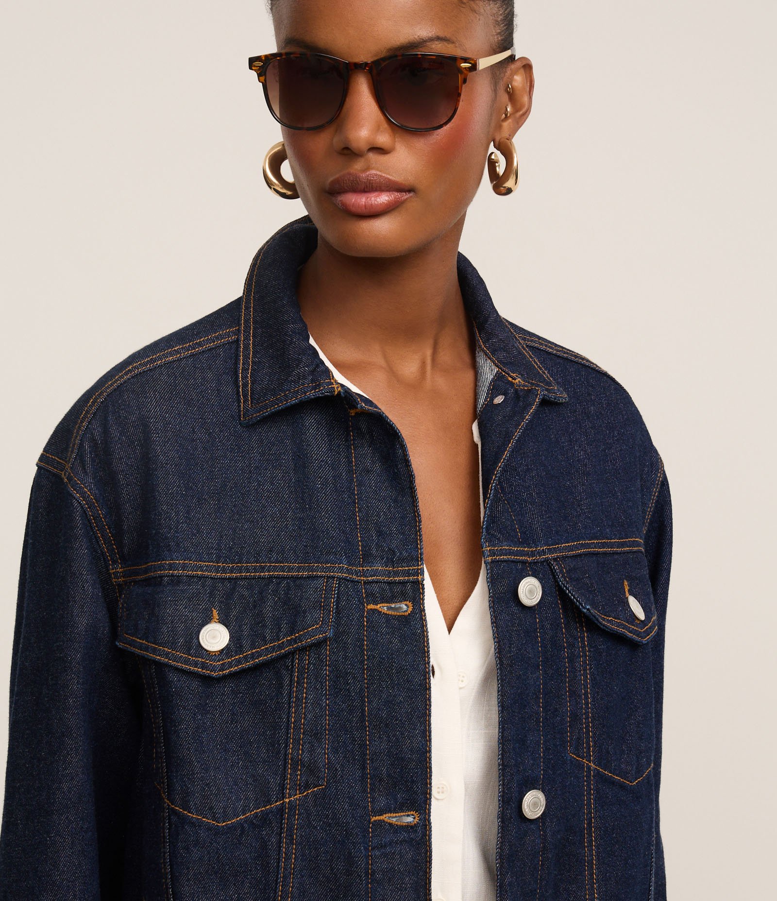 Jaqueta Trucker Ampla em Jeans com Bolsos Escuro 4