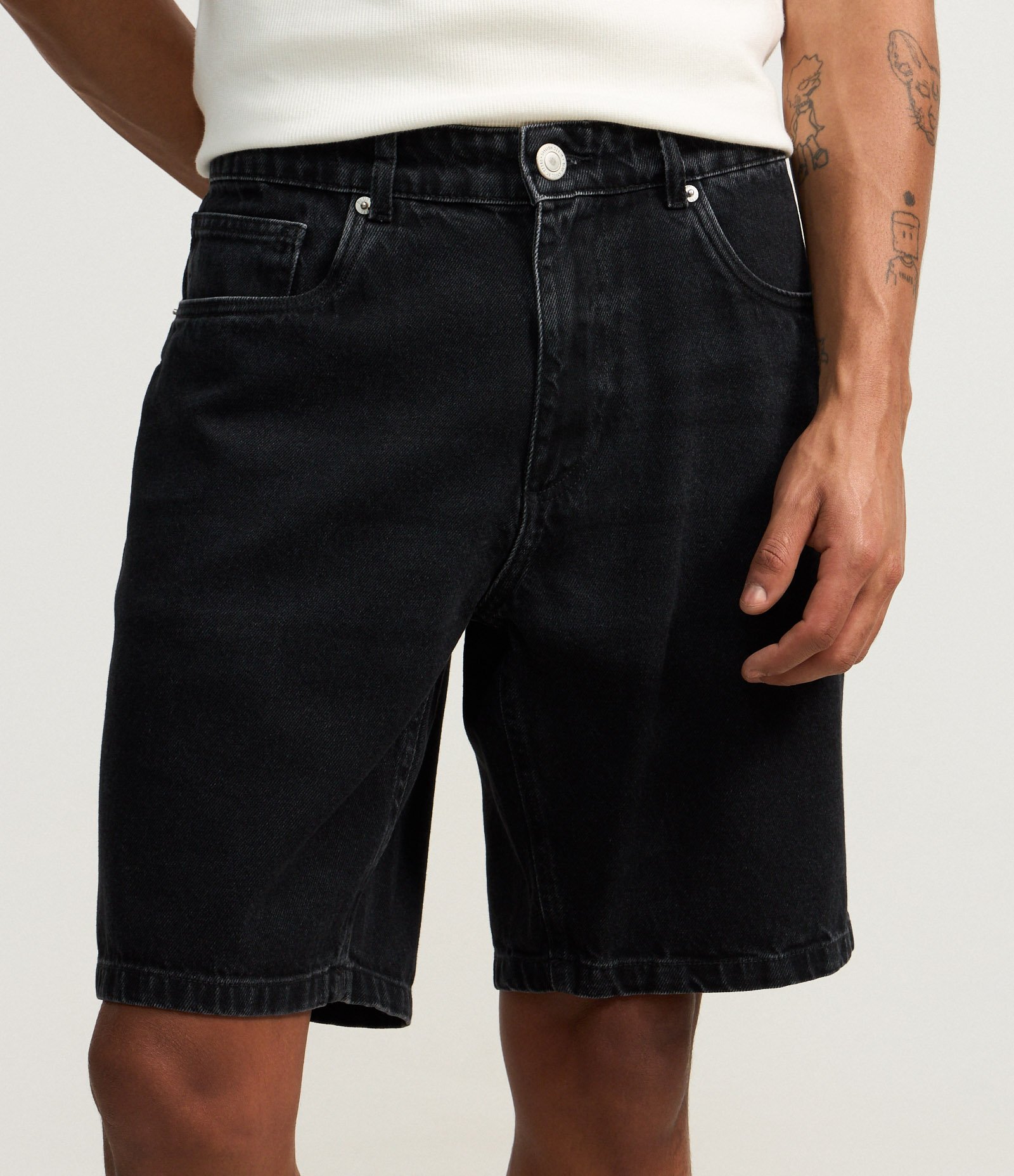 Bermuda Slim em Jeans com Bolsos Preto 2