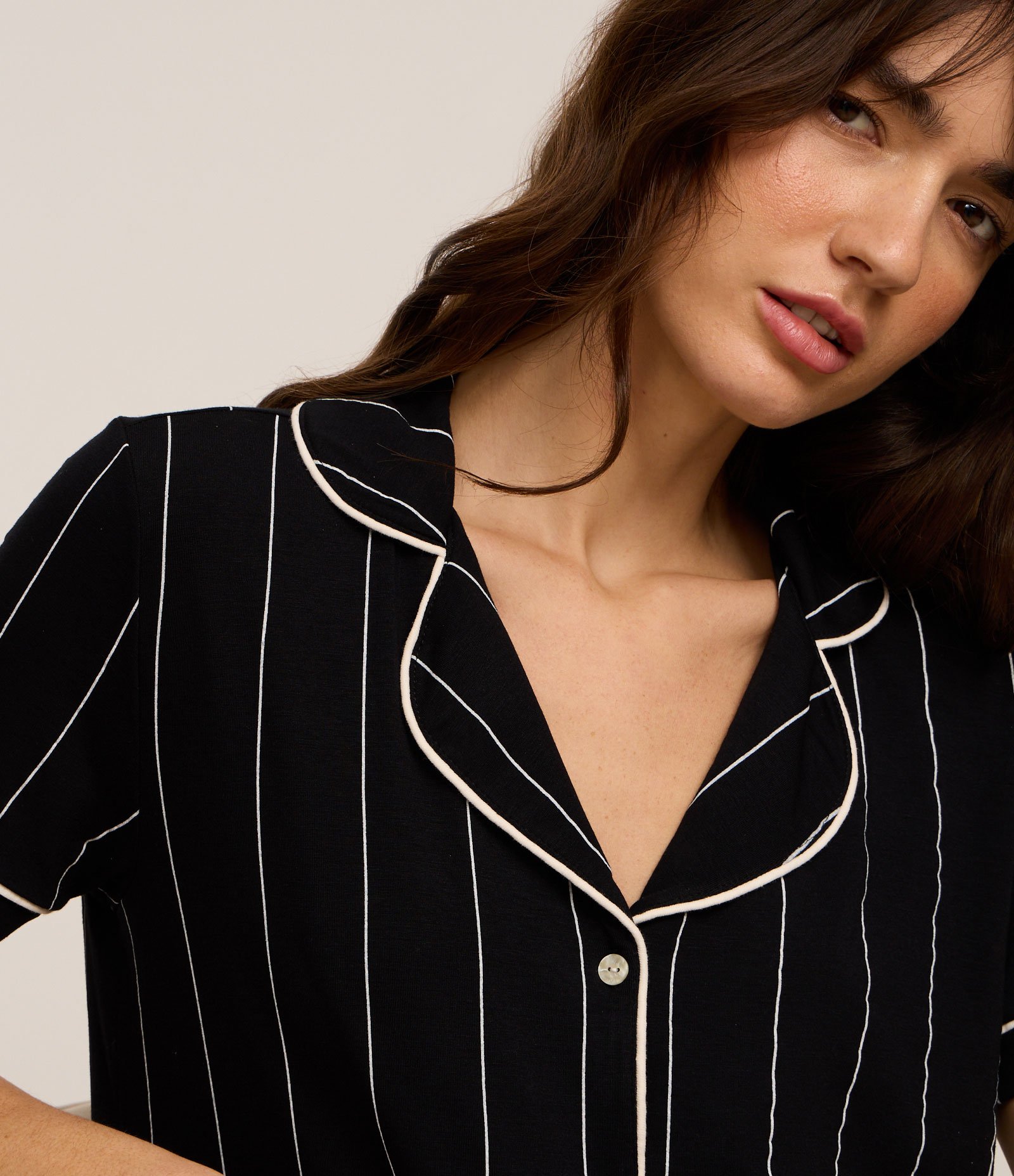 Pijama Short Doll em Viscolycra Listrada com Vieses Contrastantes Preto 2