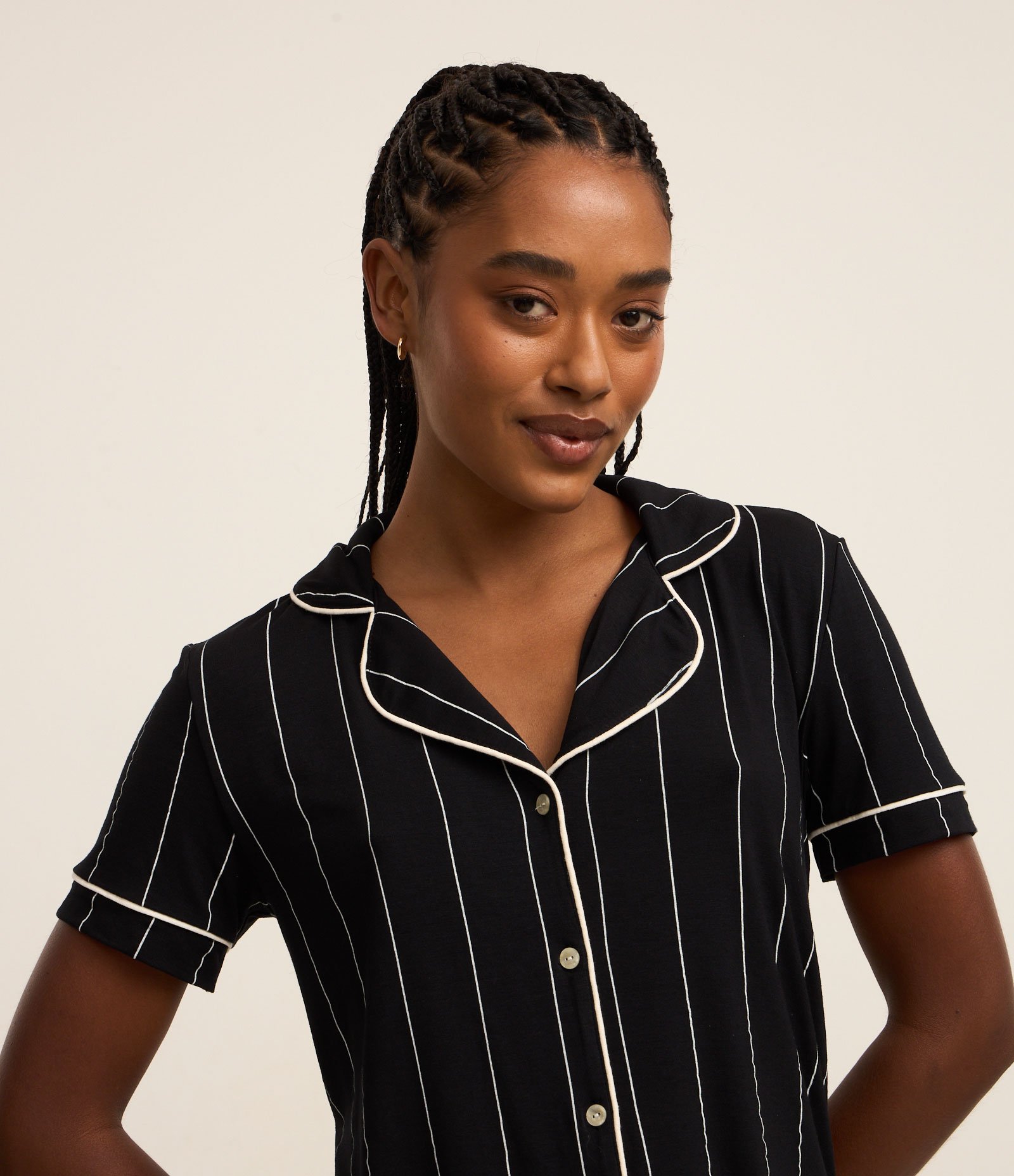 Pijama Short Doll em Viscolycra Listrada com Vieses Contrastantes Preto 3