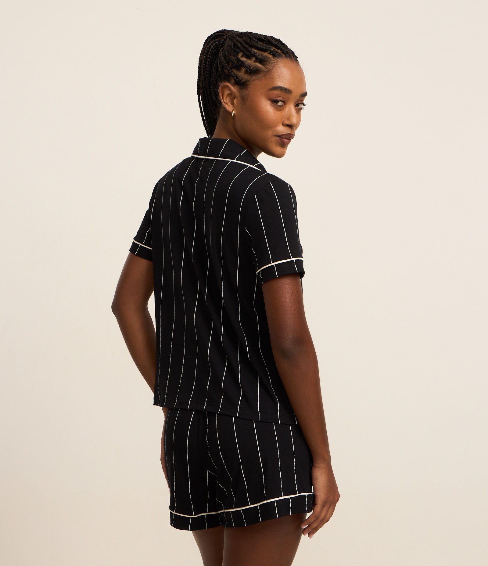 Pijama Short Doll em Viscolycra Listrada com Vieses Contrastantes Preto 5