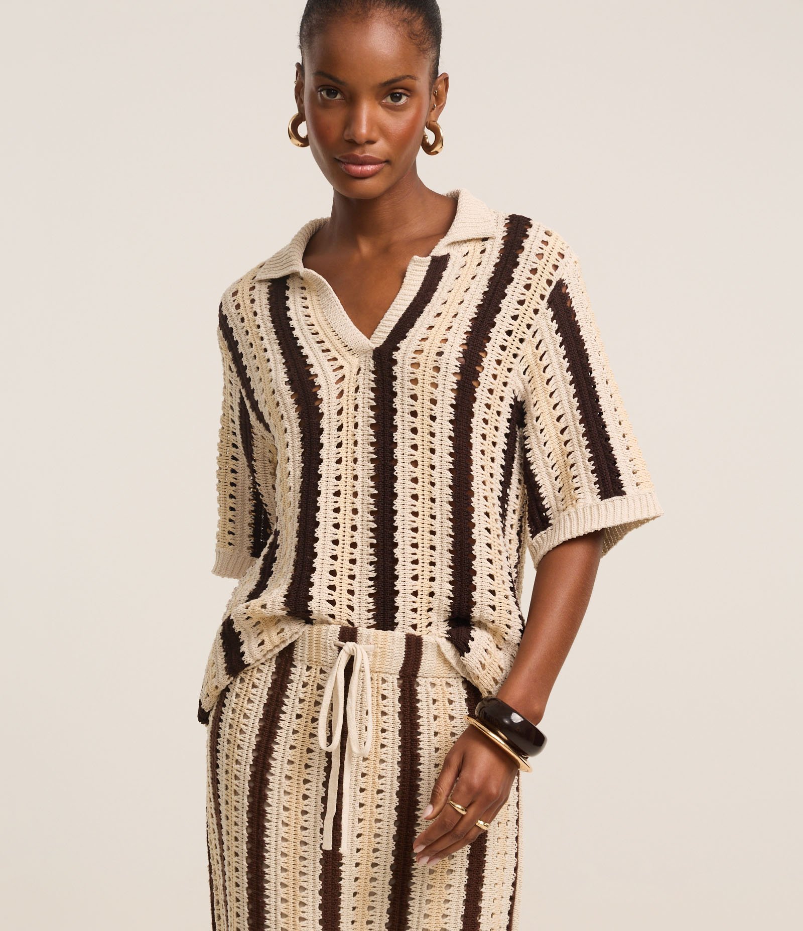 Blusa Boxy Listrada em Tricô com Ponto Vazado de Efeito Crochê Bege/Preto 1