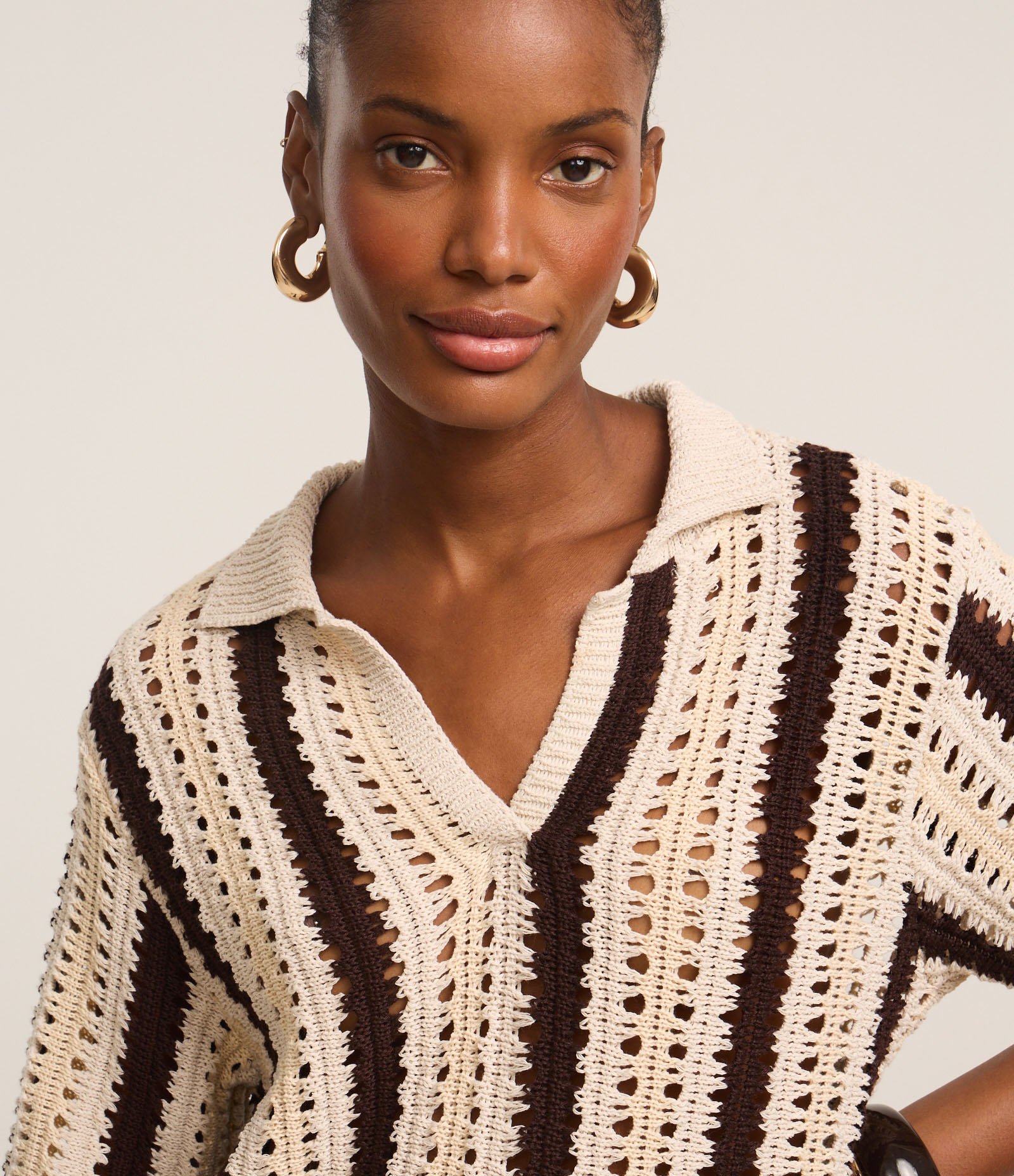 Blusa Boxy Listrada em Tricô com Ponto Vazado de Efeito Crochê Bege/Preto 3