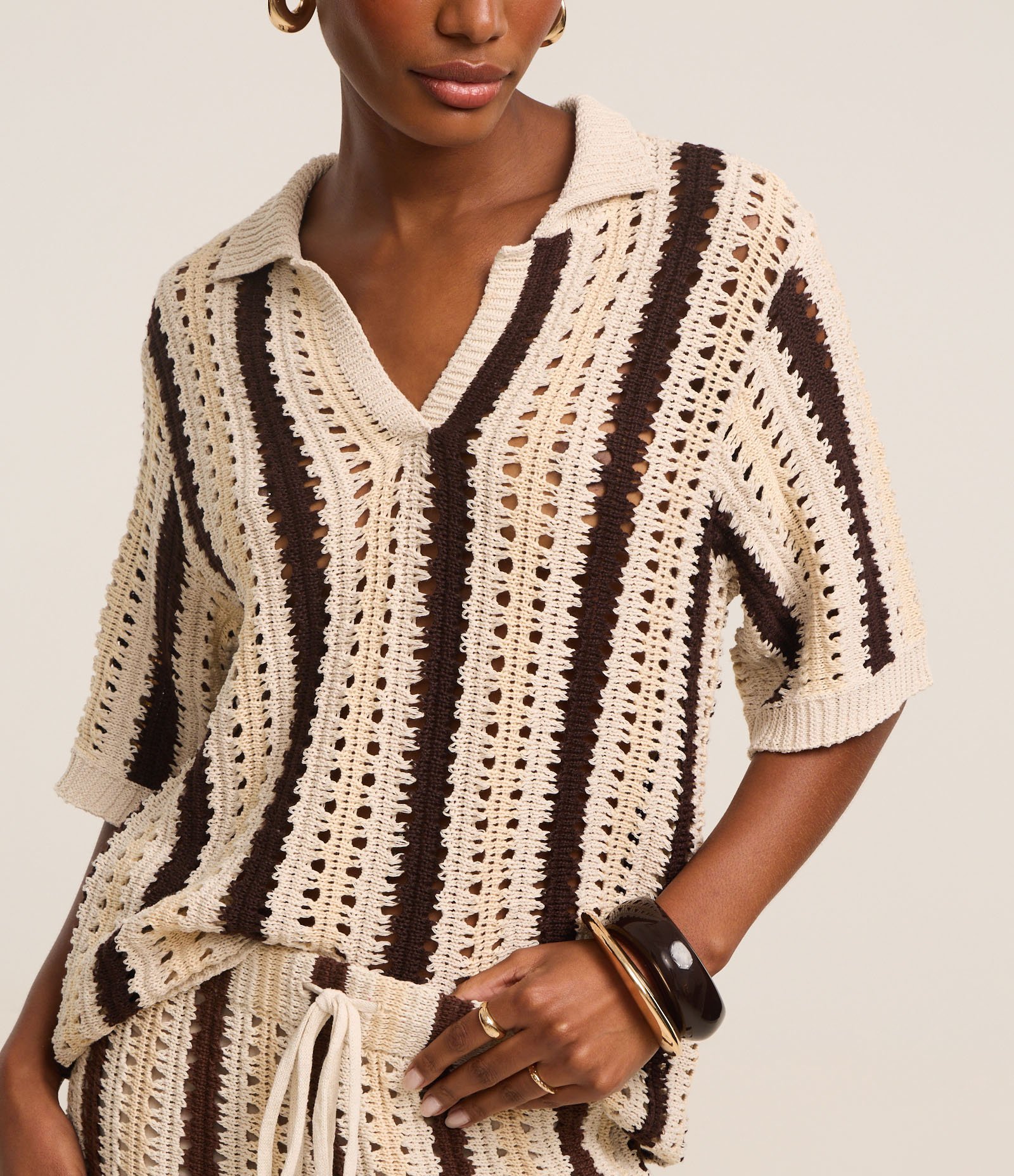 Blusa Boxy Listrada em Tricô com Ponto Vazado de Efeito Crochê Bege/Preto 4