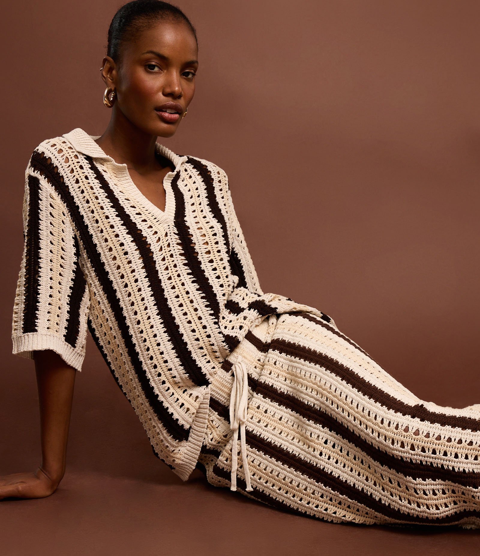 Blusa Boxy Listrada em Tricô com Ponto Vazado de Efeito Crochê Bege/Preto 5