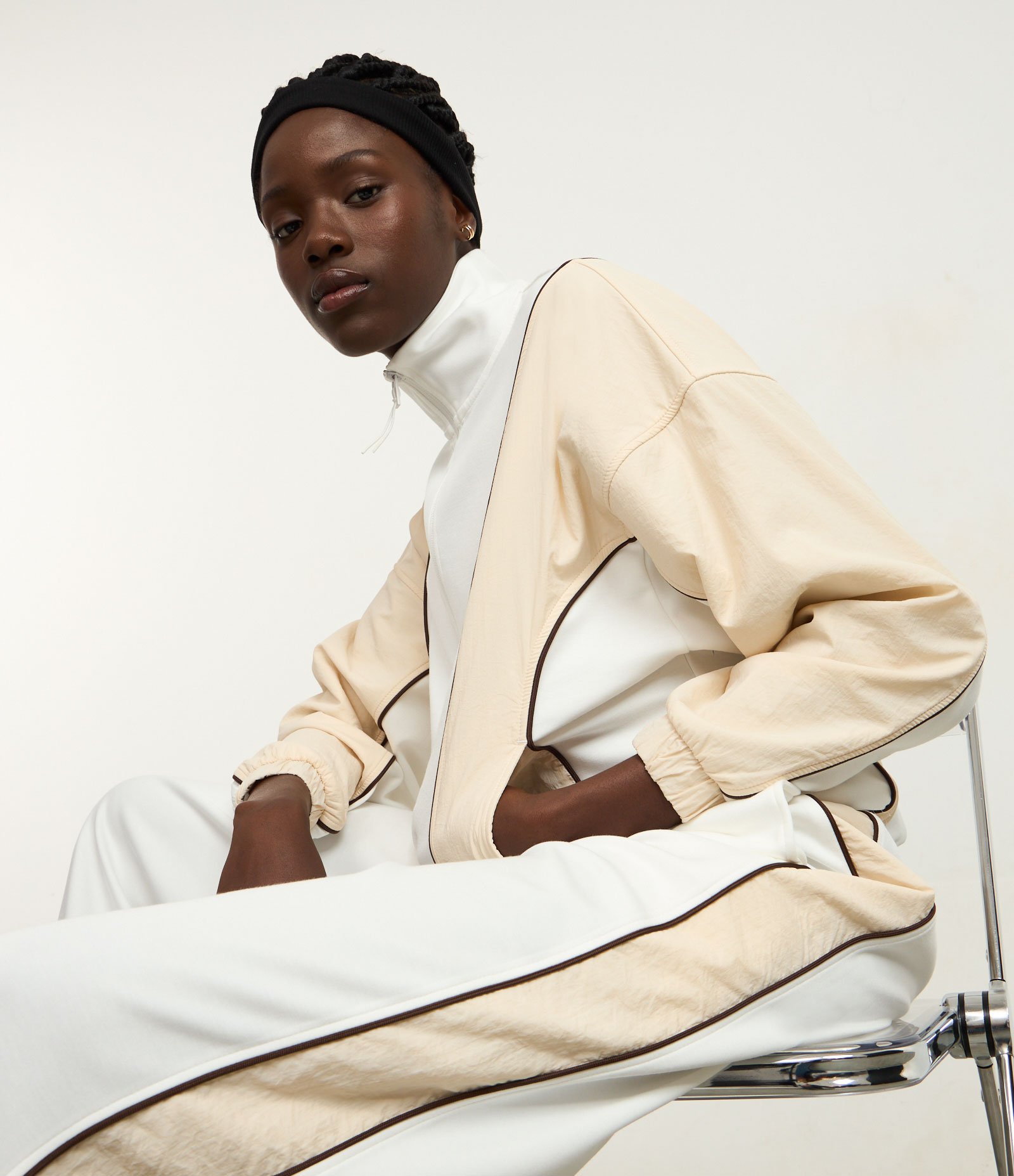 Jaqueta Esportiva em Modal com Gola Alta e Frisos Contrastantes Branco 2