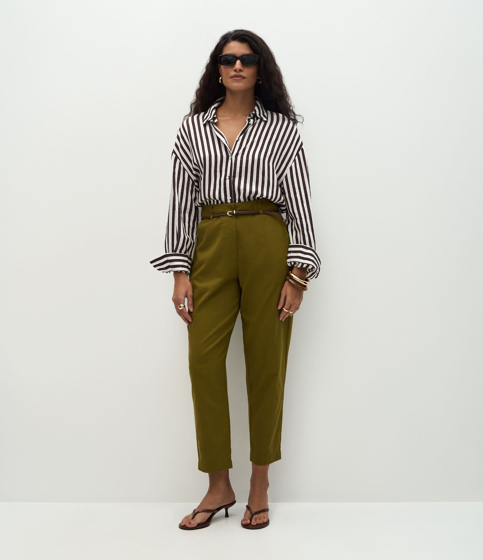 Calça Cenoura em Viscolinho com Cinto Verde 1