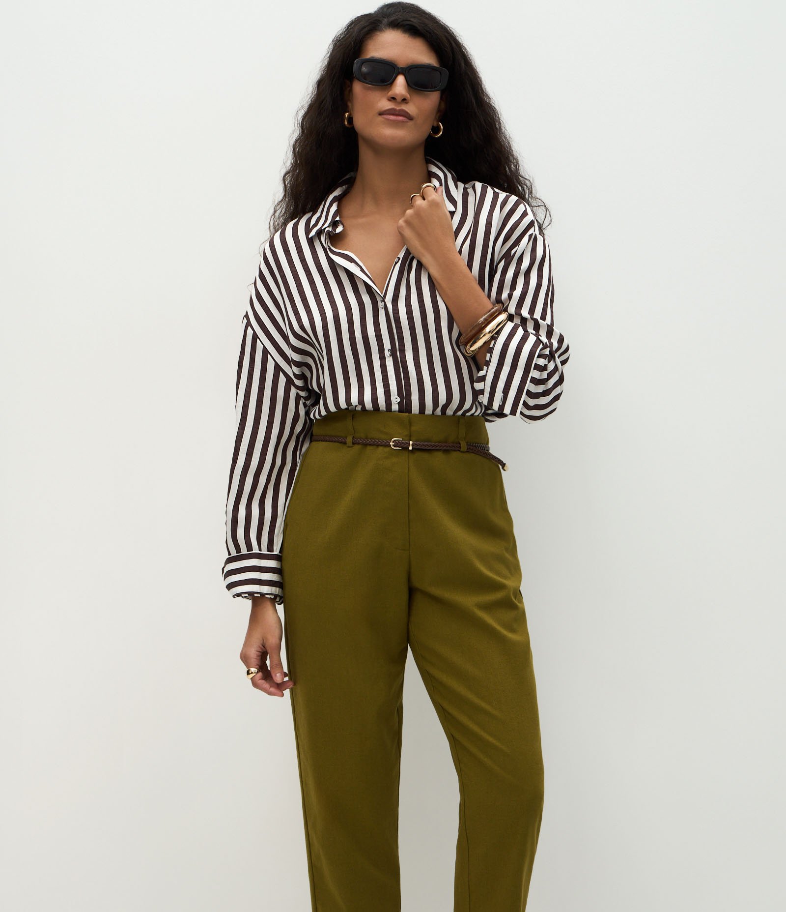 Calça Cenoura em Viscolinho com Cinto Verde 2