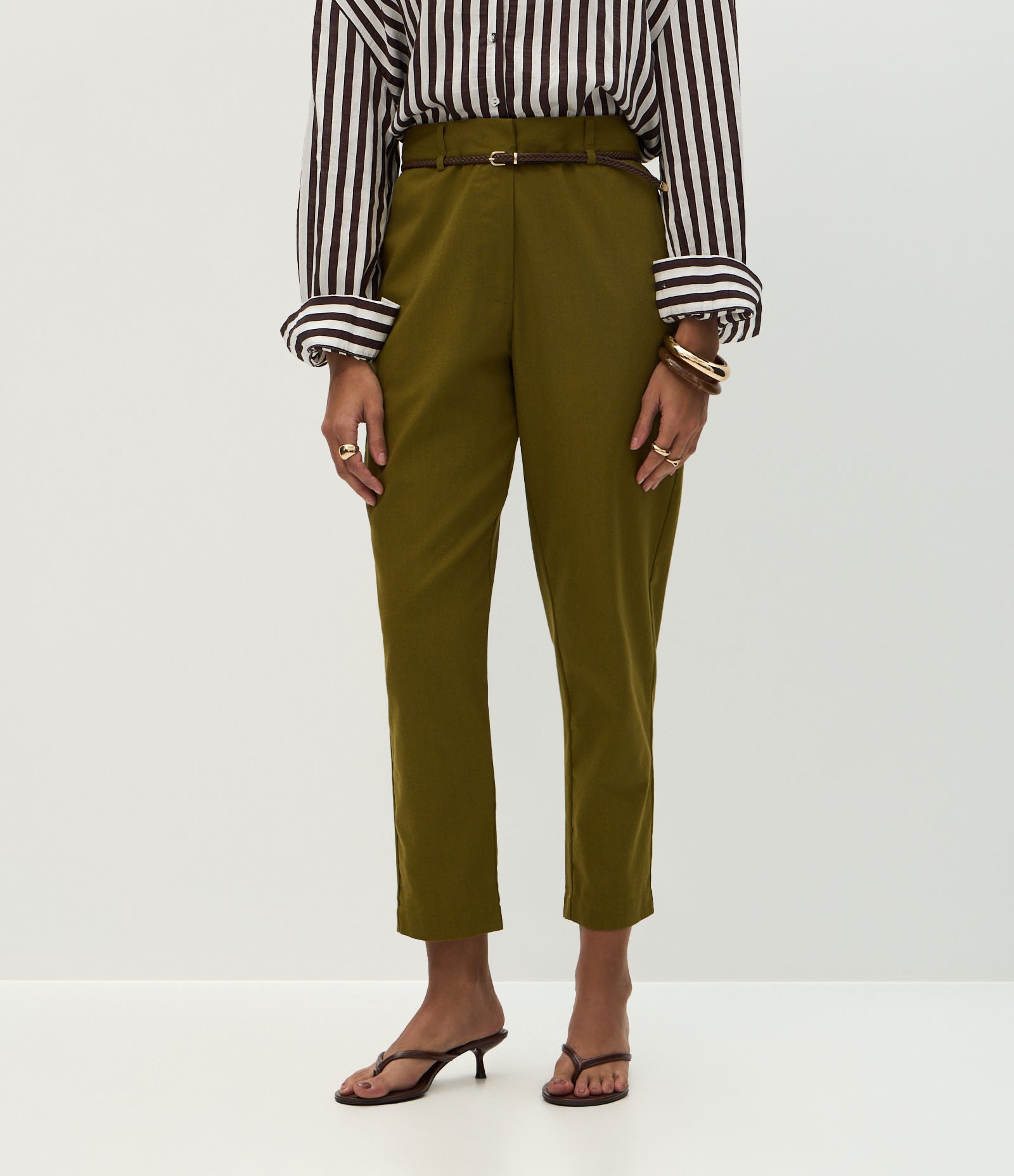 Calça Cenoura em Viscolinho com Cinto Verde 3