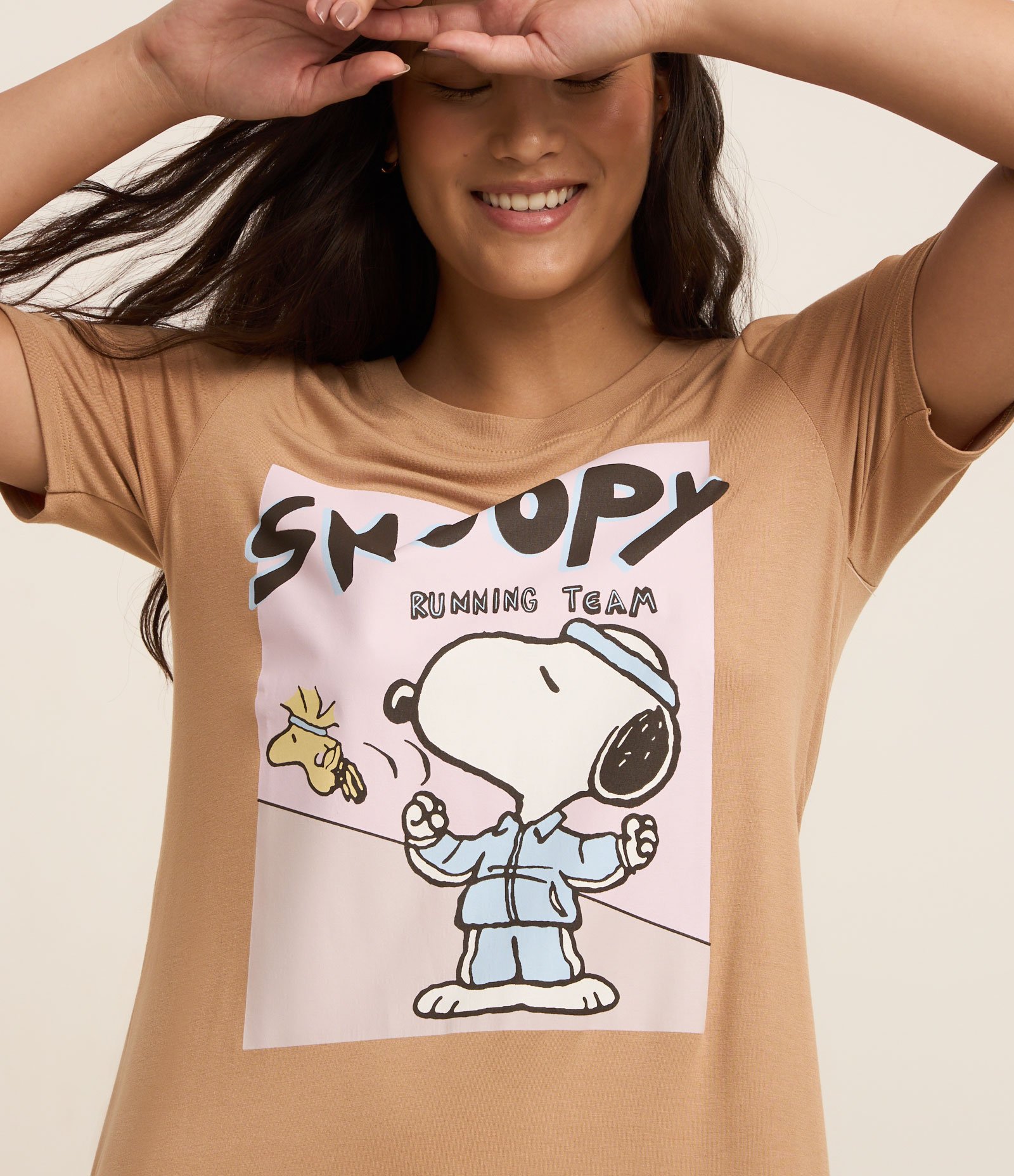 Camisola Curta em Viscose com Estampa Snoopy Bege 2