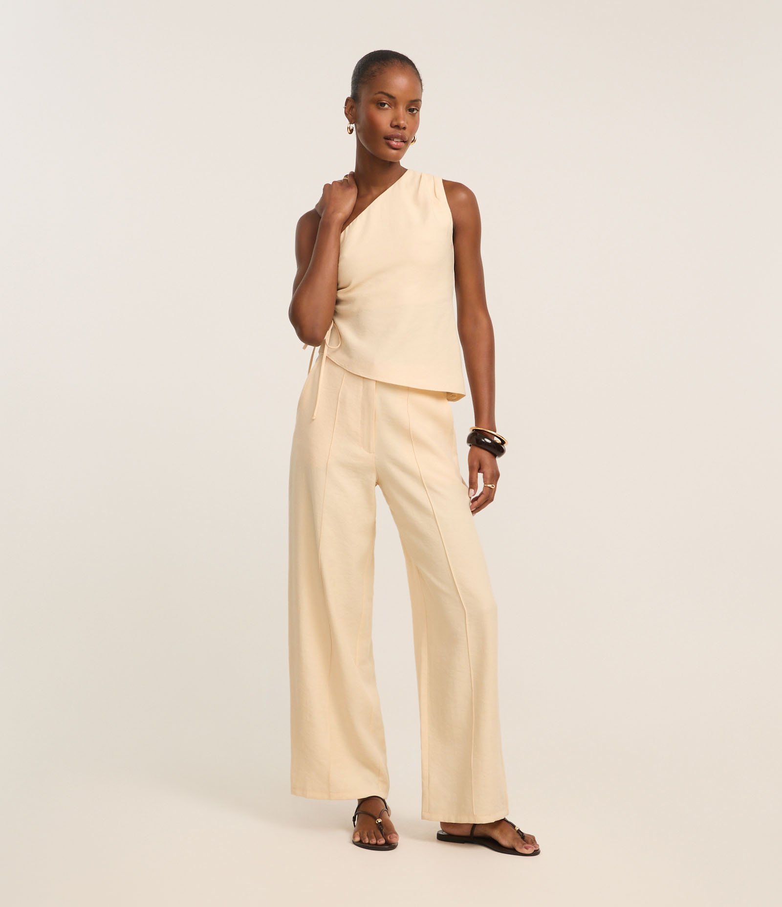 Calça Pantalona Alfaiatada com Frisos Frontais e Bolsos Bege 1