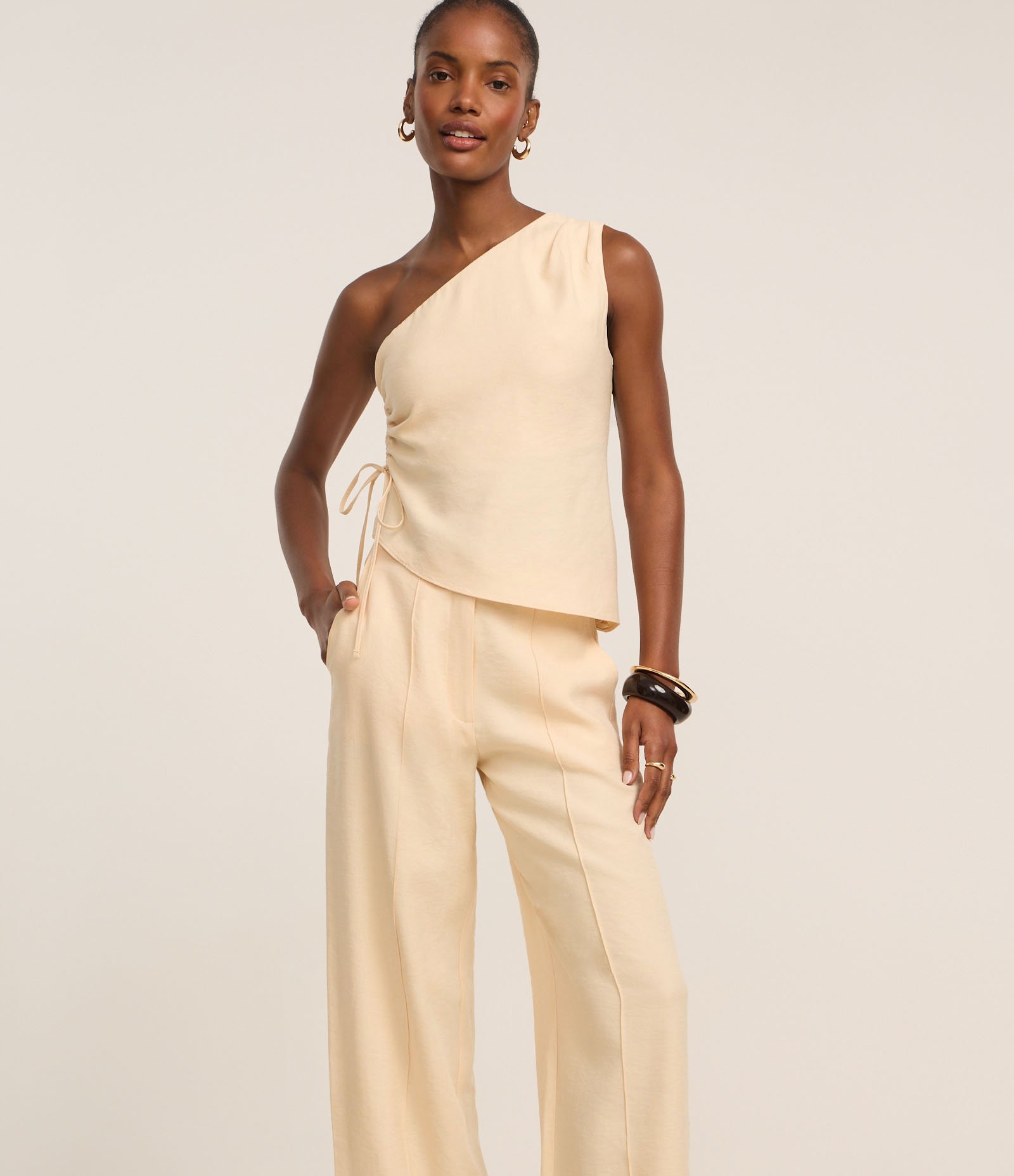 Calça Pantalona Alfaiatada com Frisos Frontais e Bolsos Bege 2