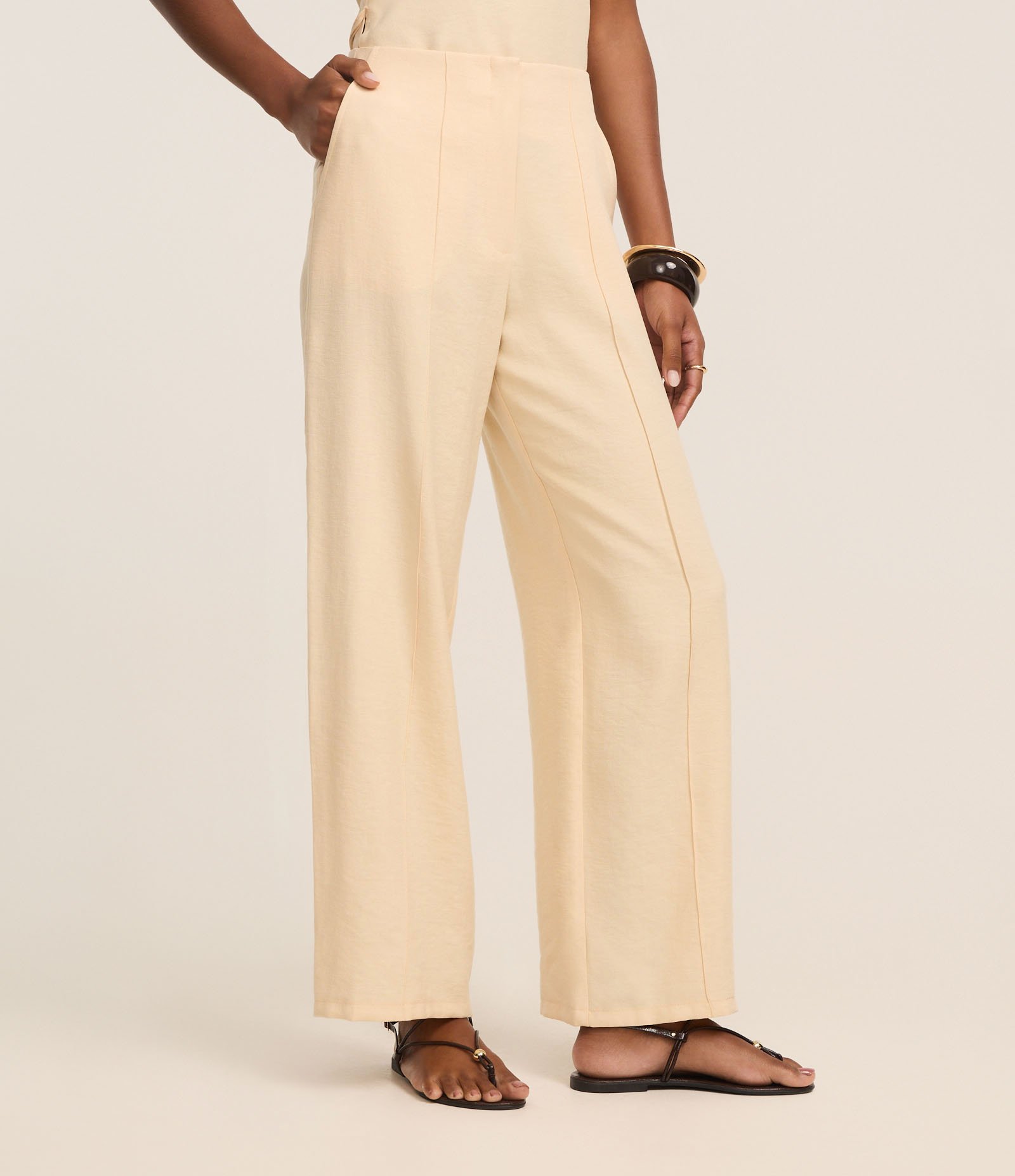 Calça Pantalona Alfaiatada com Frisos Frontais e Bolsos Bege 3