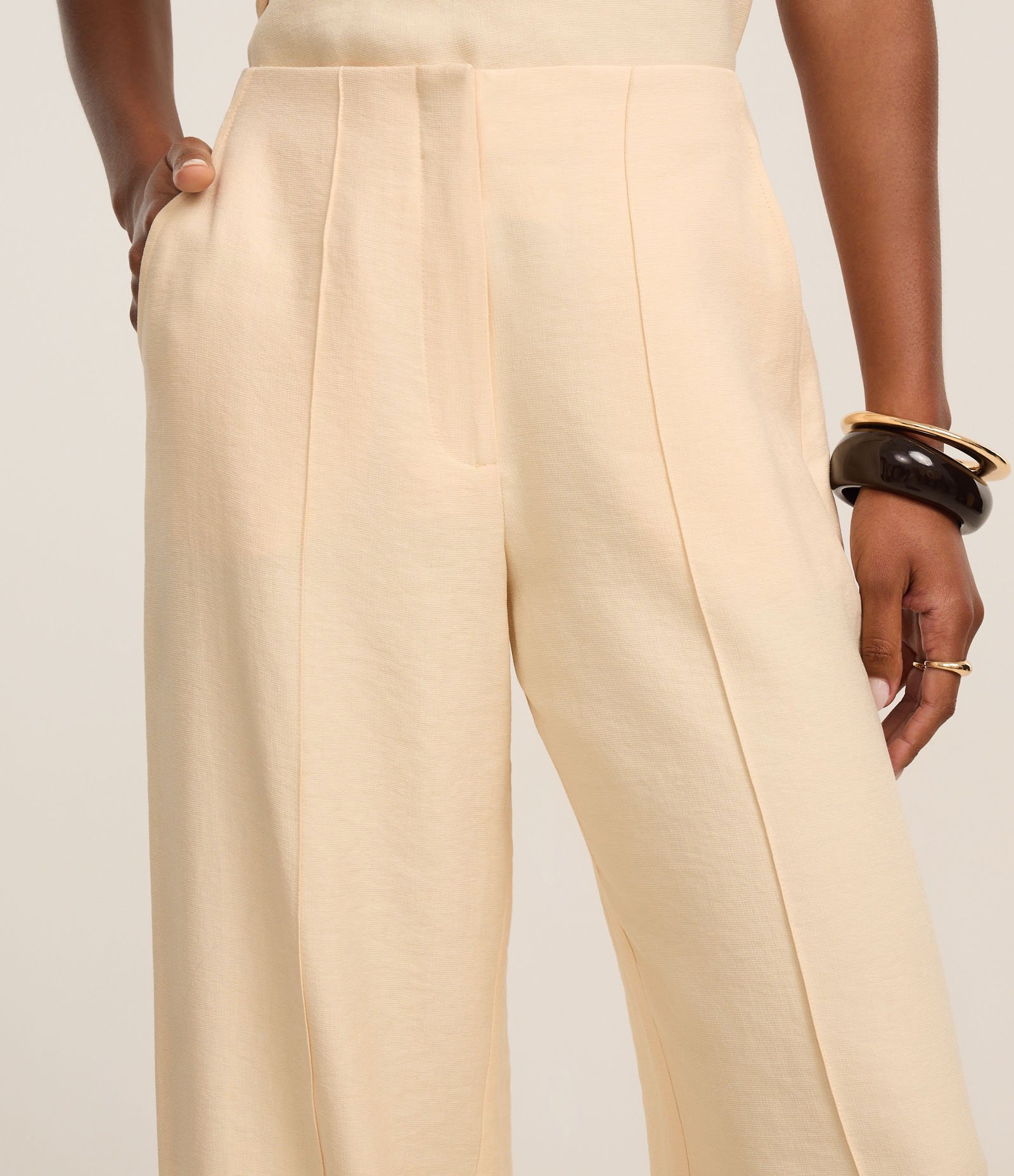 Calça Pantalona Alfaiatada com Frisos Frontais e Bolsos Bege 4