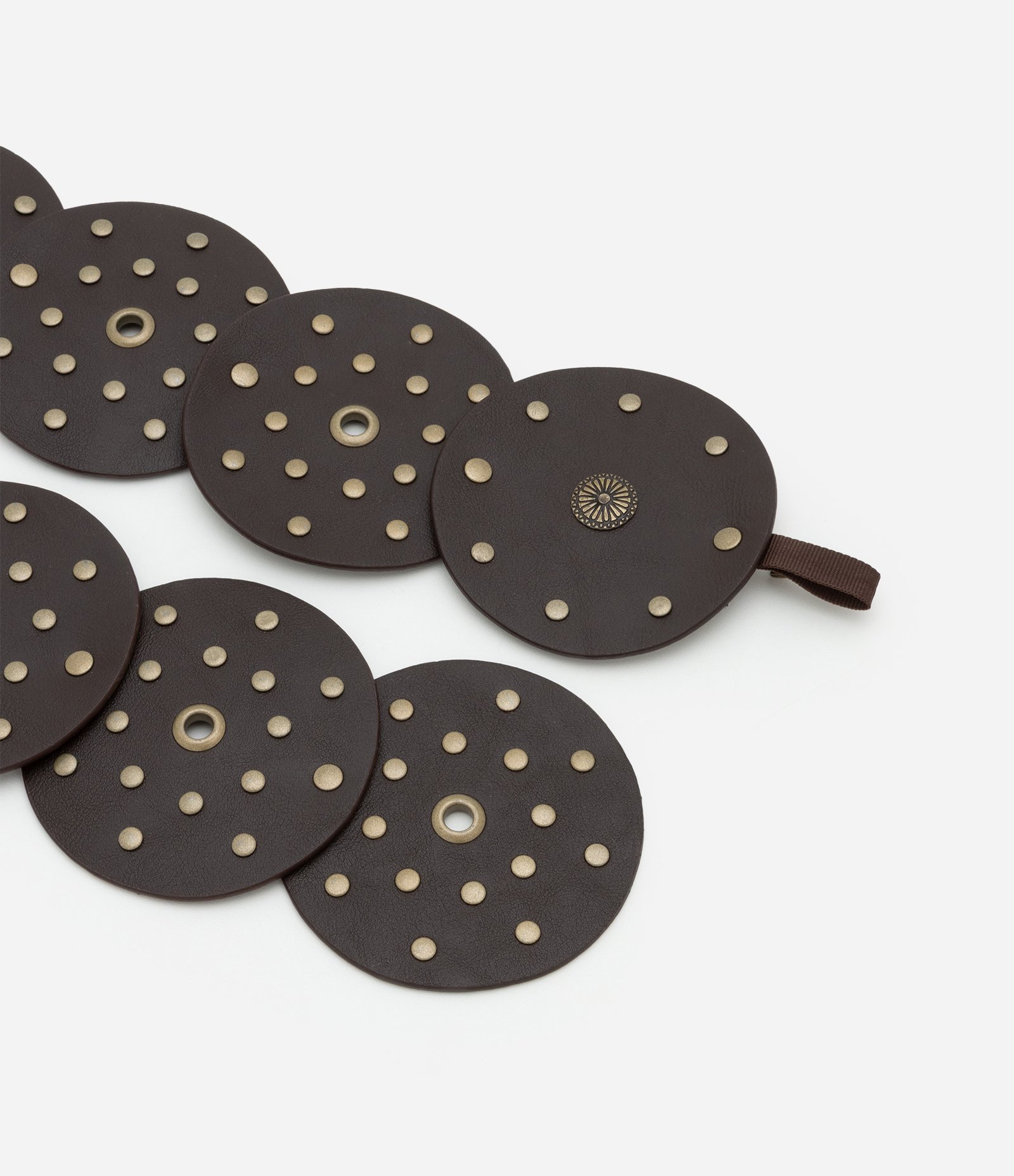 Cinto Largo com Forma de Discos com Tachinhas Marrom 2