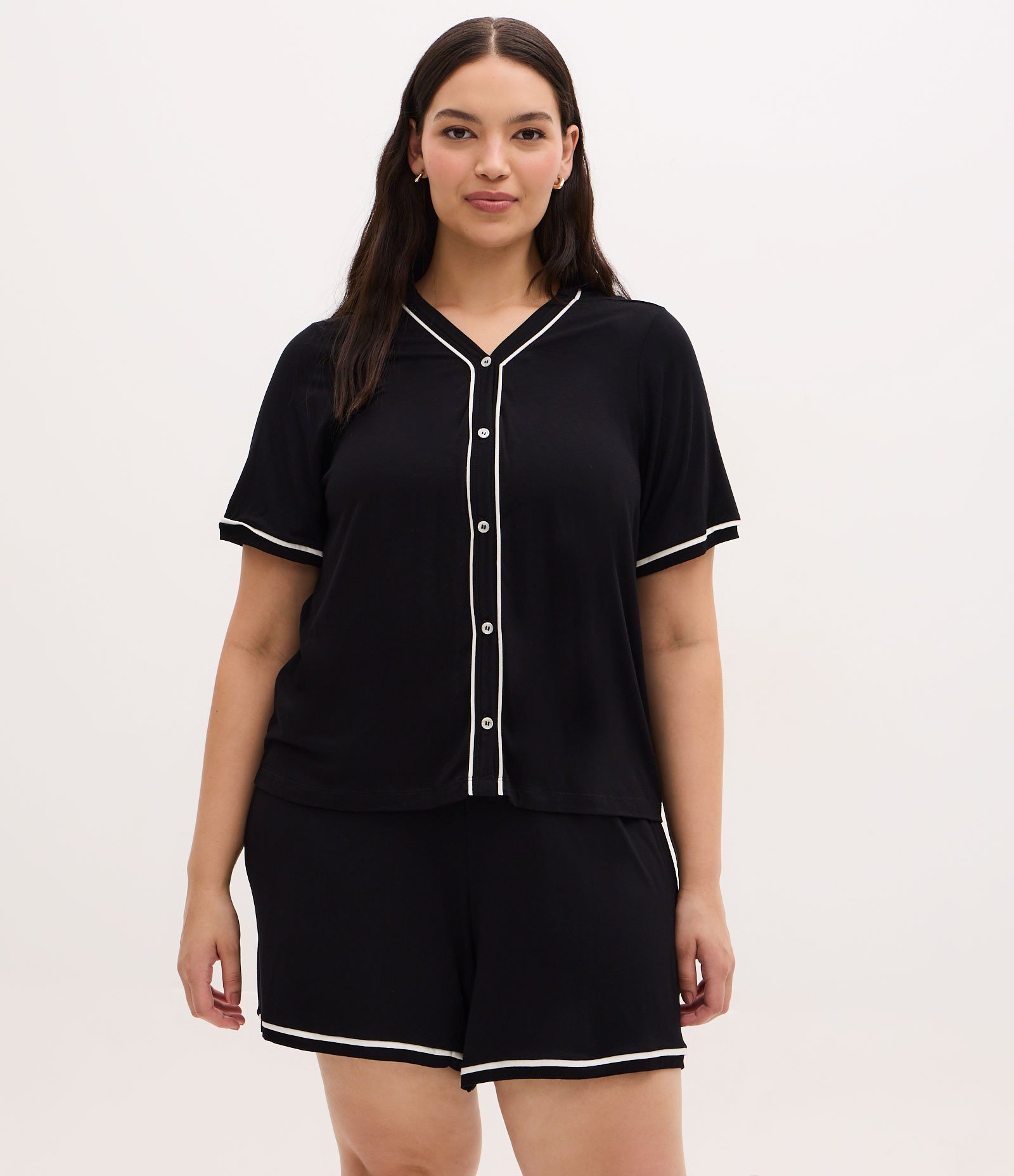 Pijama Curto em Viscolycra com Botões Frontais e Viés Contrastante Curve & Plus Size Preto 1