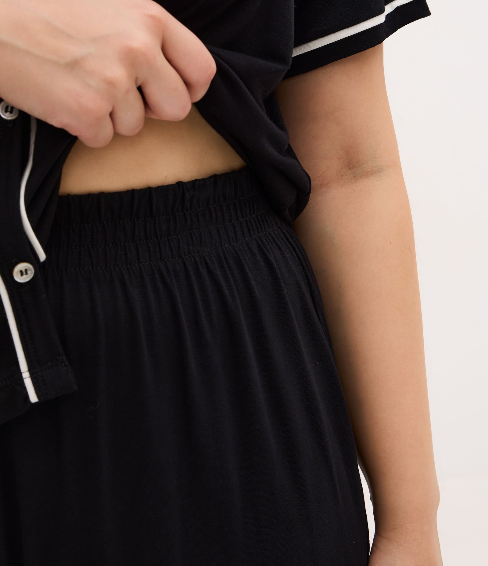 Pijama Curto em Viscolycra com Botões Frontais e Viés Contrastante Curve & Plus Size Preto 3