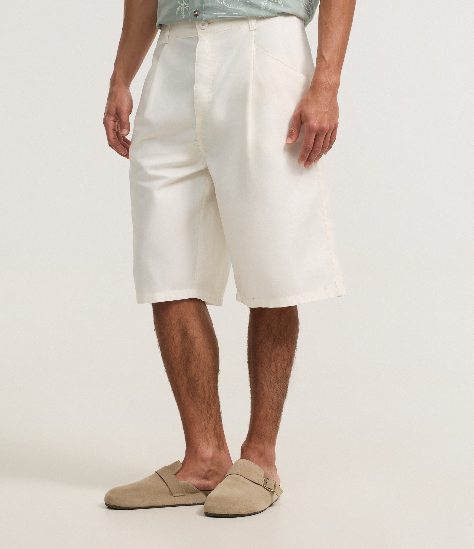Bermuda Baggy Relaxed em Sarja com Pregas Branco 1