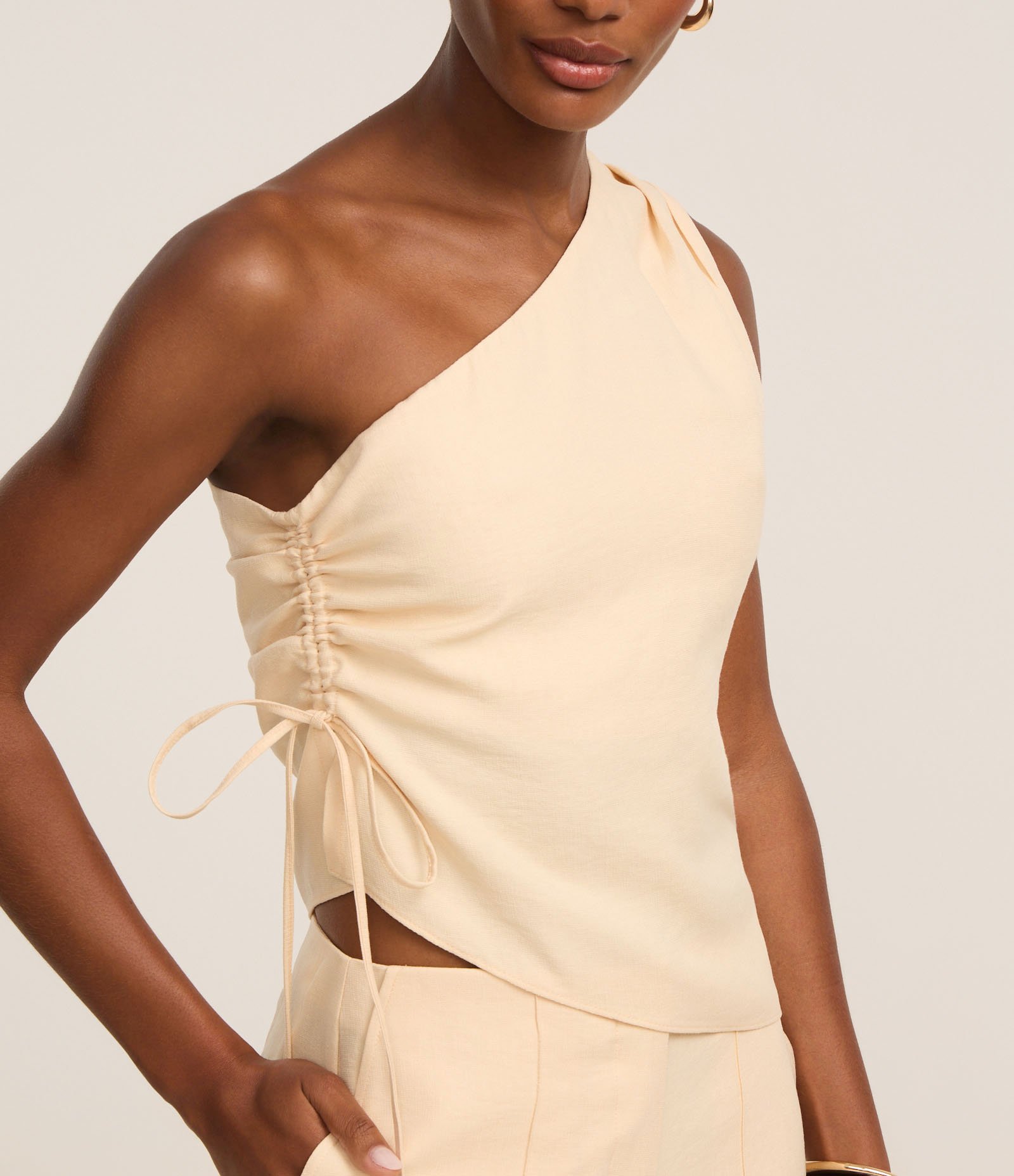 Blusa Alfaiatada Ombro Só em Viscose com Regulador Lateral Amarelo 6