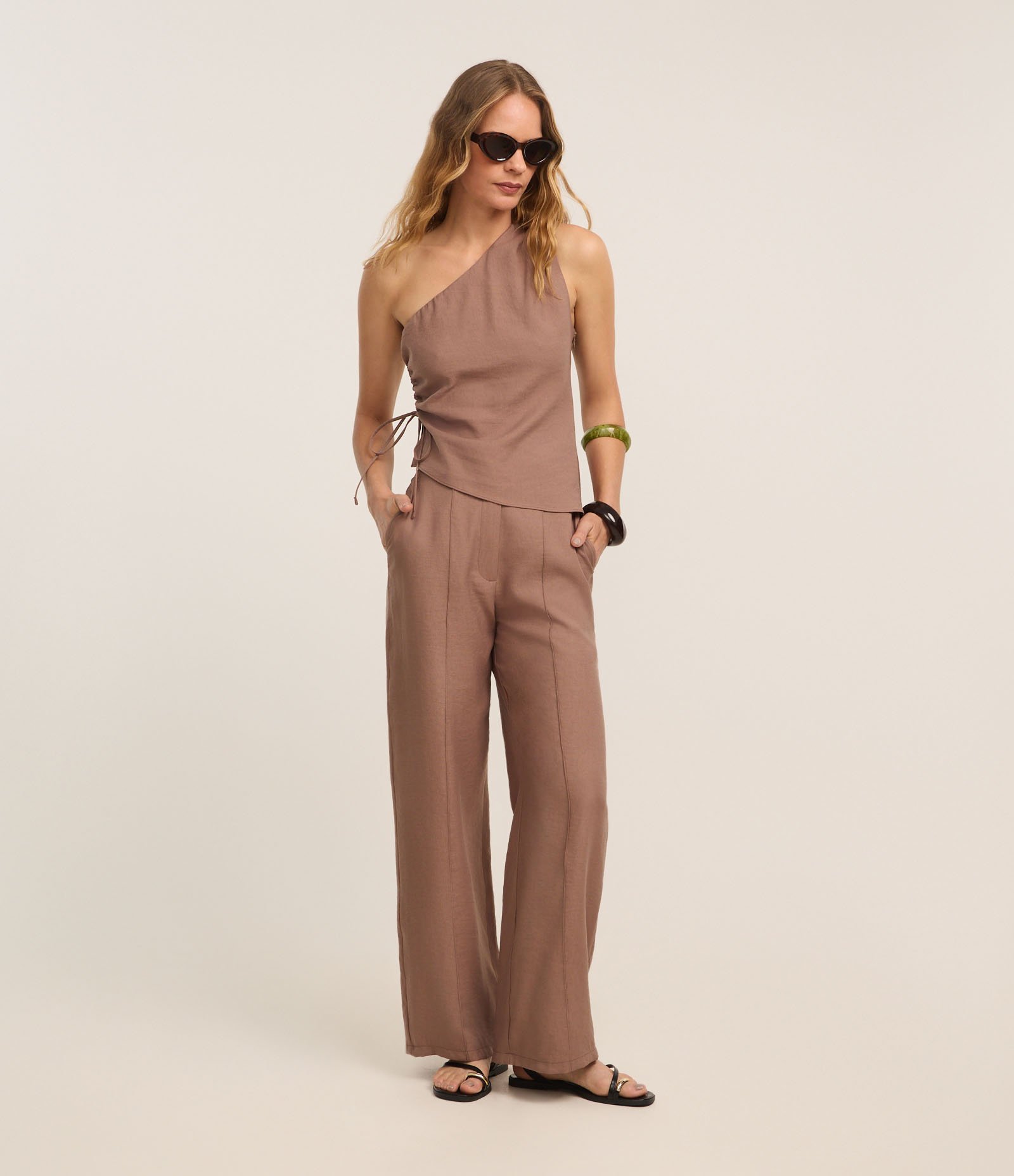 Blusa Alfaiatada Ombro Só em Viscose com Regulador Lateral Marrom 2