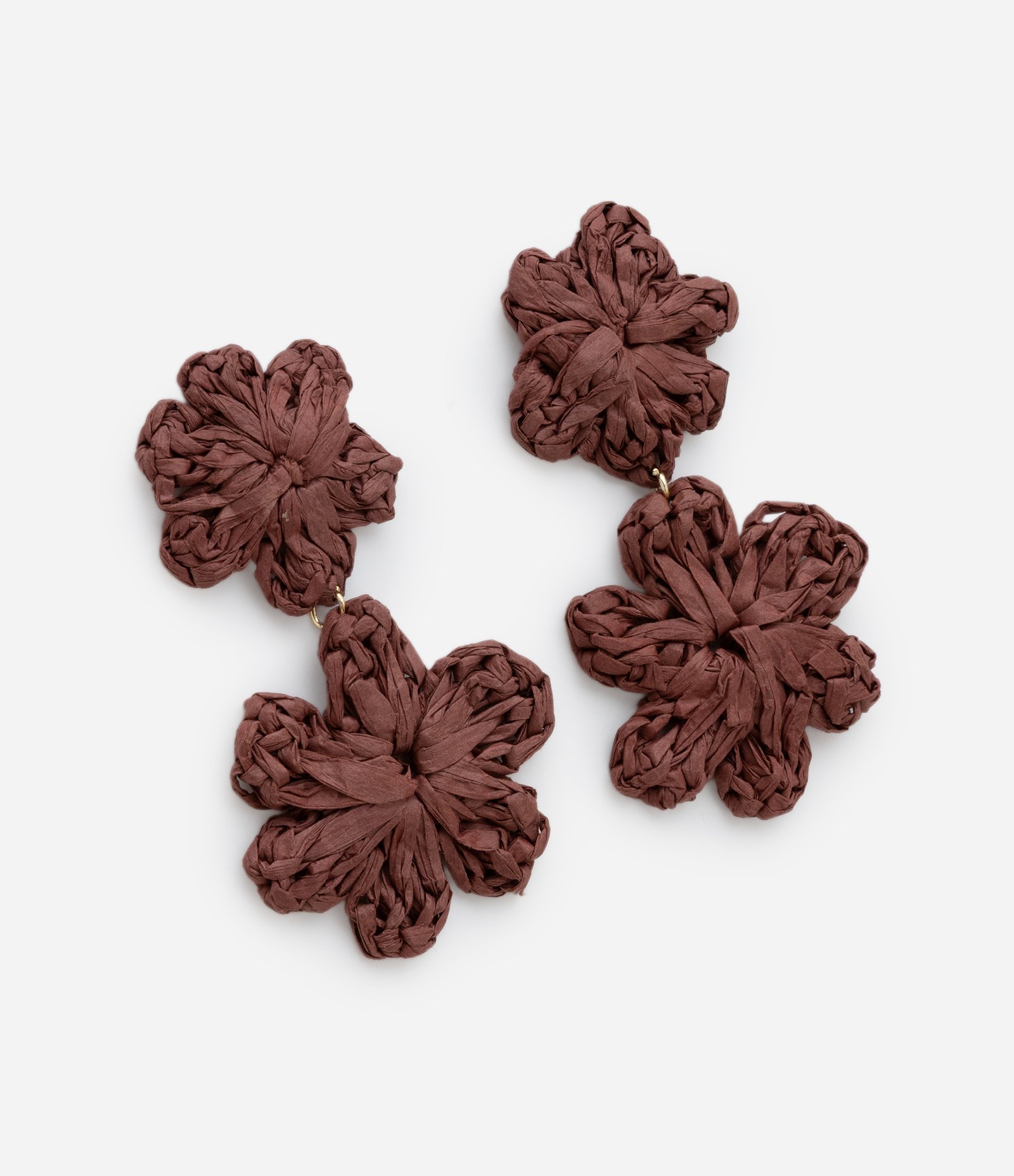 Brinco Médio Rafia Palha com Base e pingente de Flor Marrom 1
