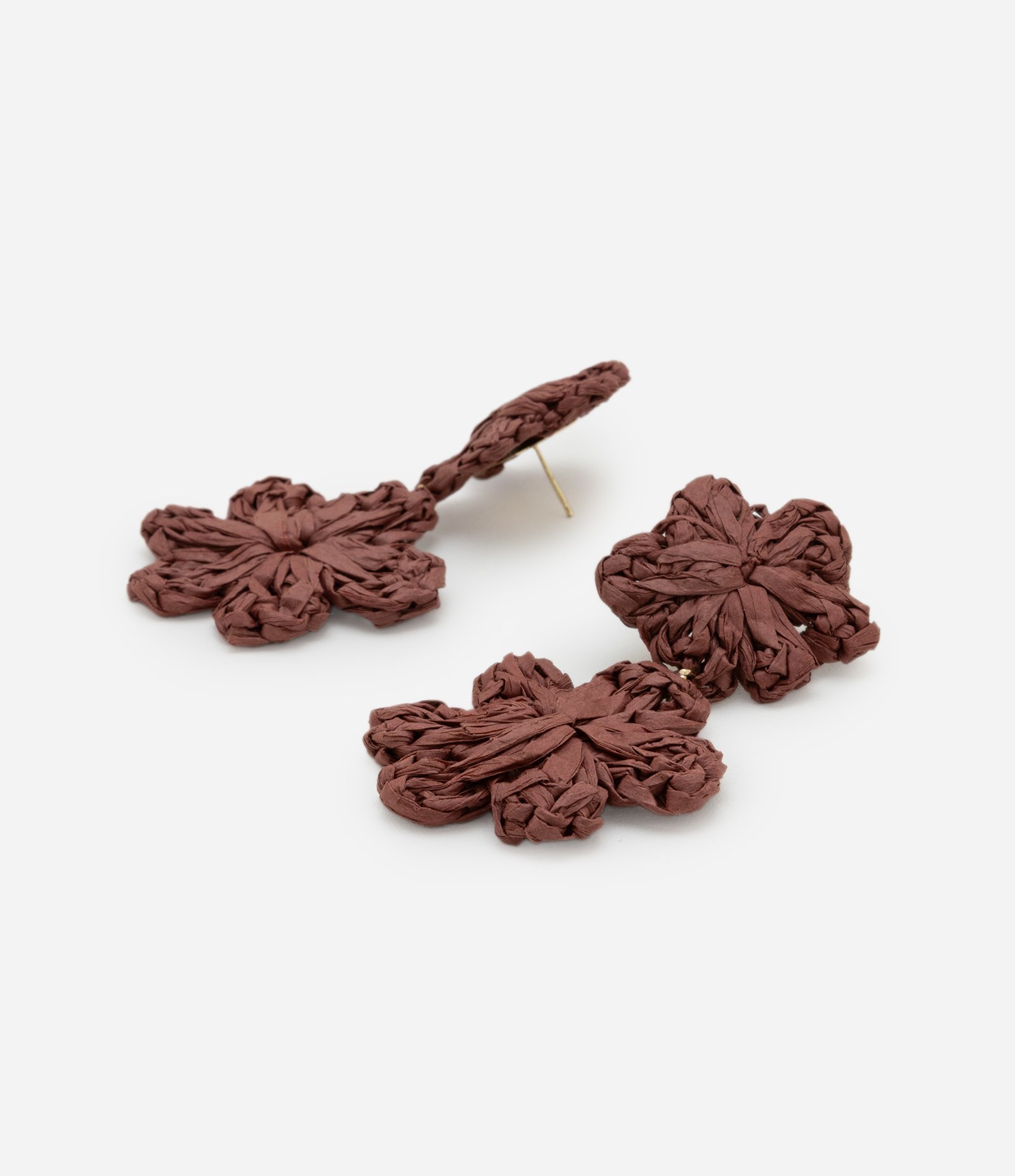 Brinco Médio Rafia Palha com Base e pingente de Flor Marrom 2