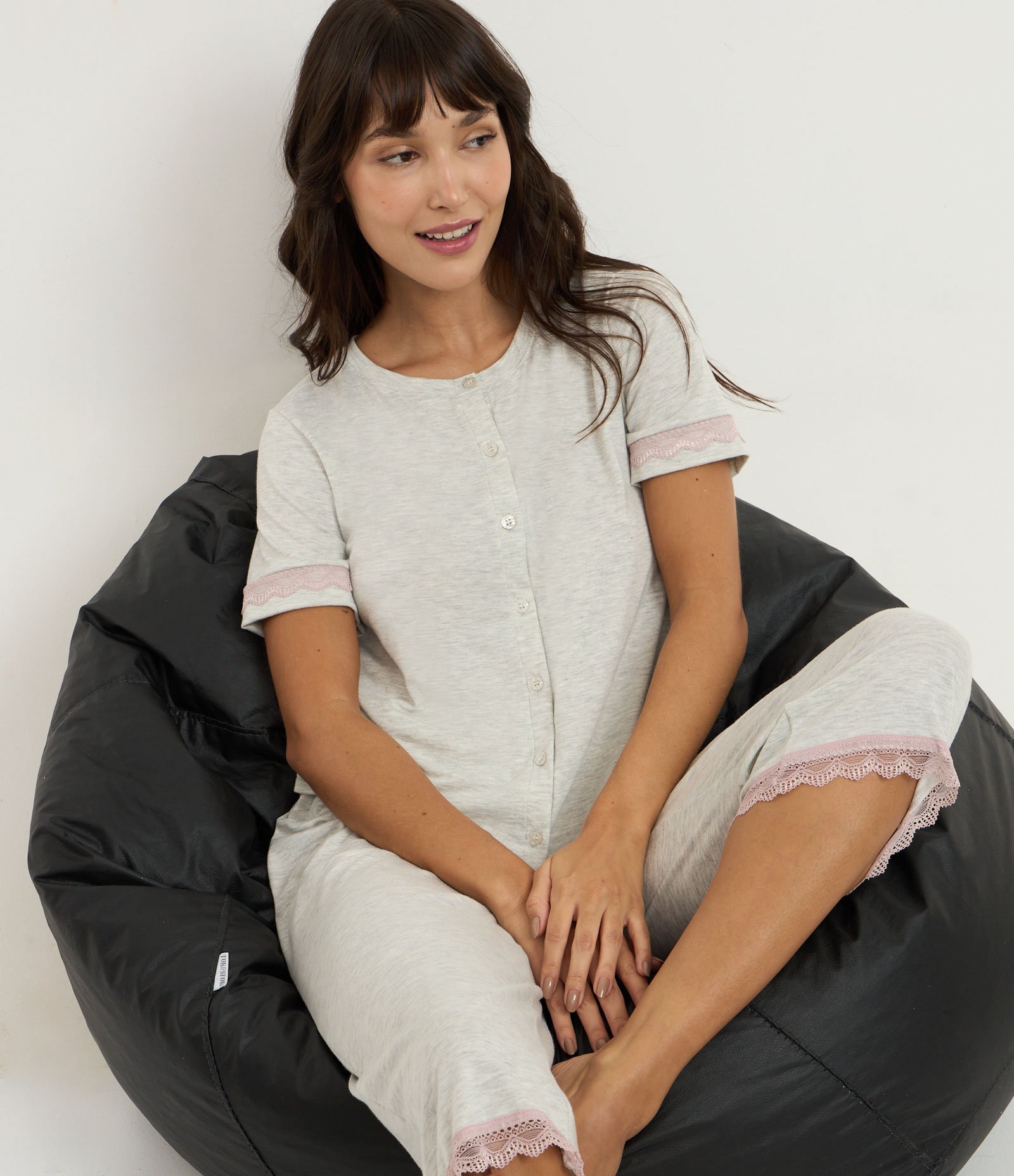 Pijama Capri em Viscolycra com Abotoamento Frontal e Detalhes de Rendinha Cinza 1