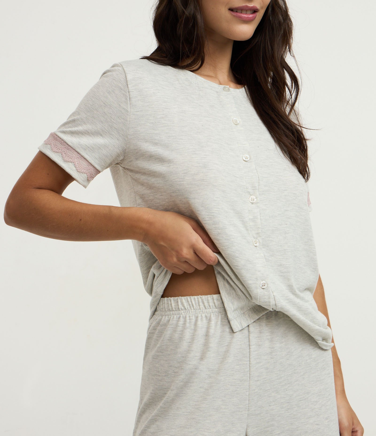 Pijama Capri em Viscolycra com Abotoamento Frontal e Detalhes de Rendinha Cinza 2