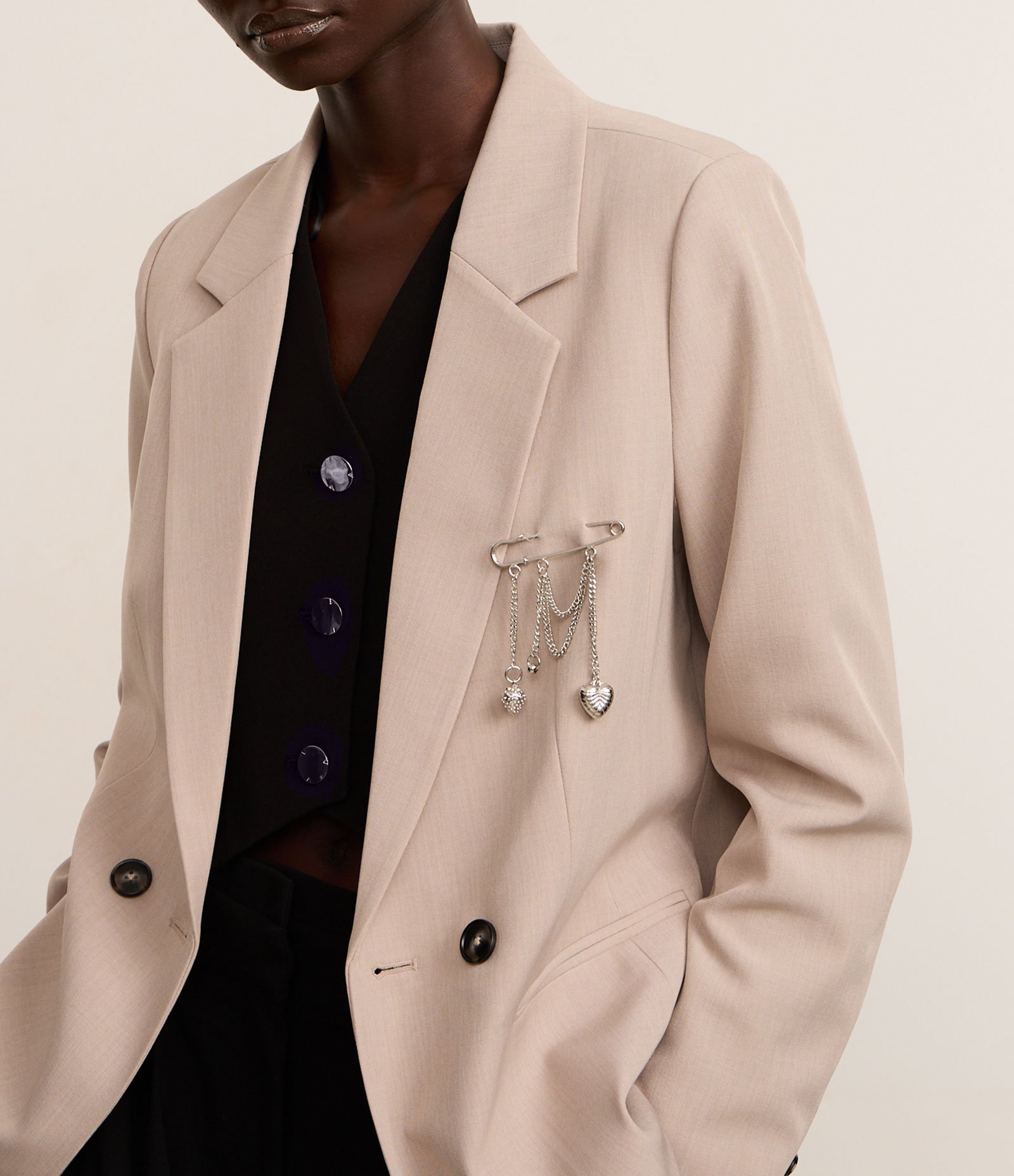 Broche em Metal Alfinete com Correntes Prata 1