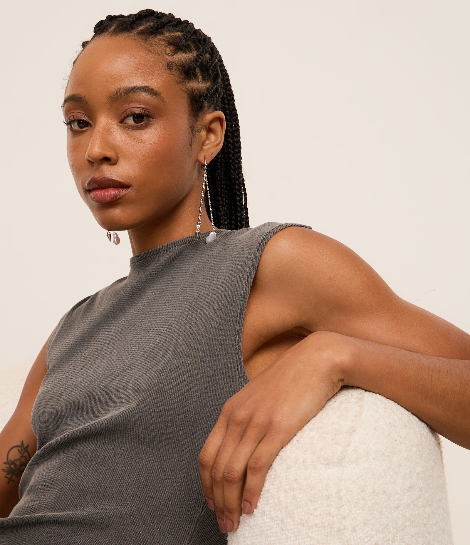 Brinco Fio em Metal com Pérola e Spike Cinza 4