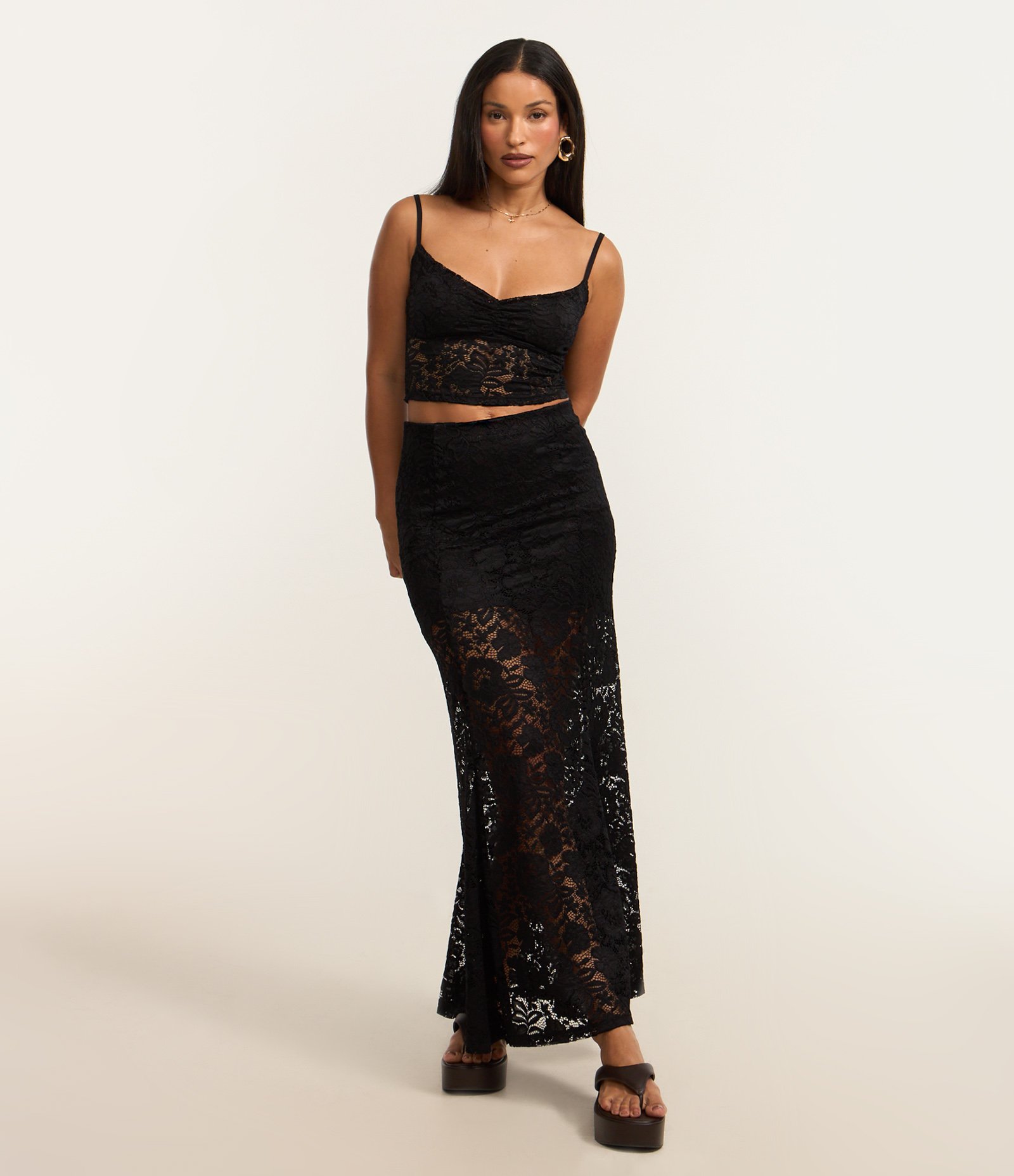 Saia Midi em Renda com Godê na Renda Preto 2