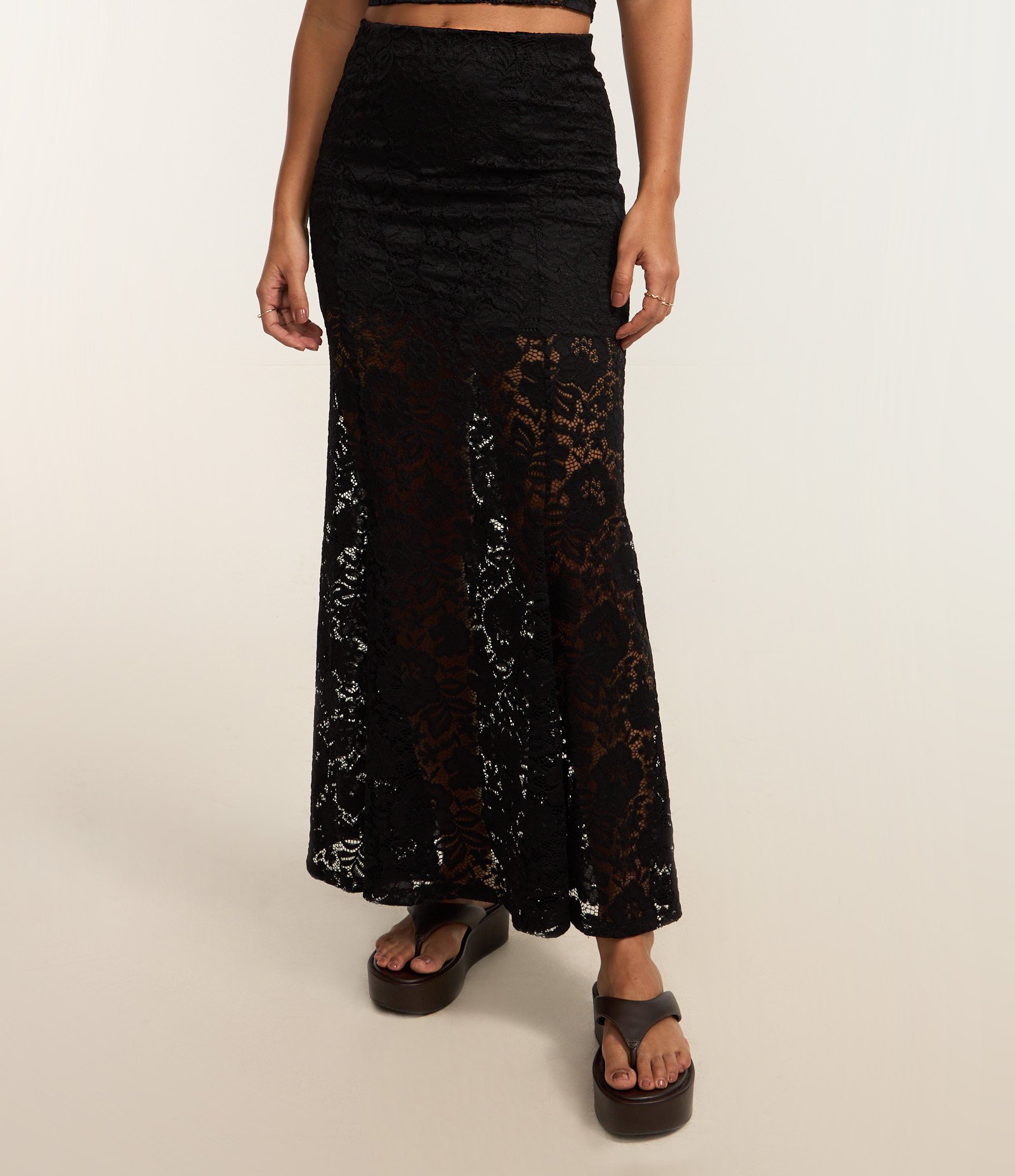 Saia Midi em Renda com Godê na Renda Preto 4