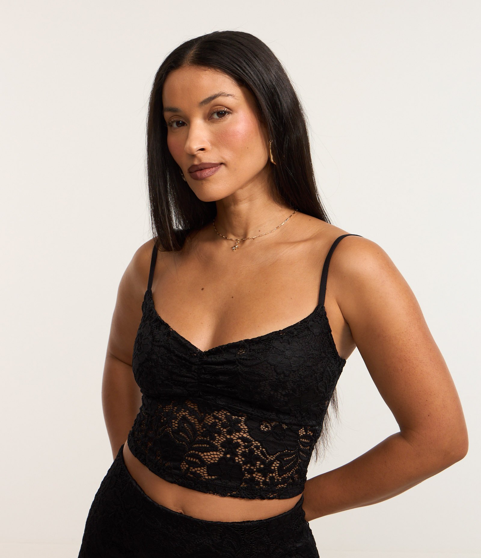 Blusa em Renda Floral com Alças Finas Preto 1