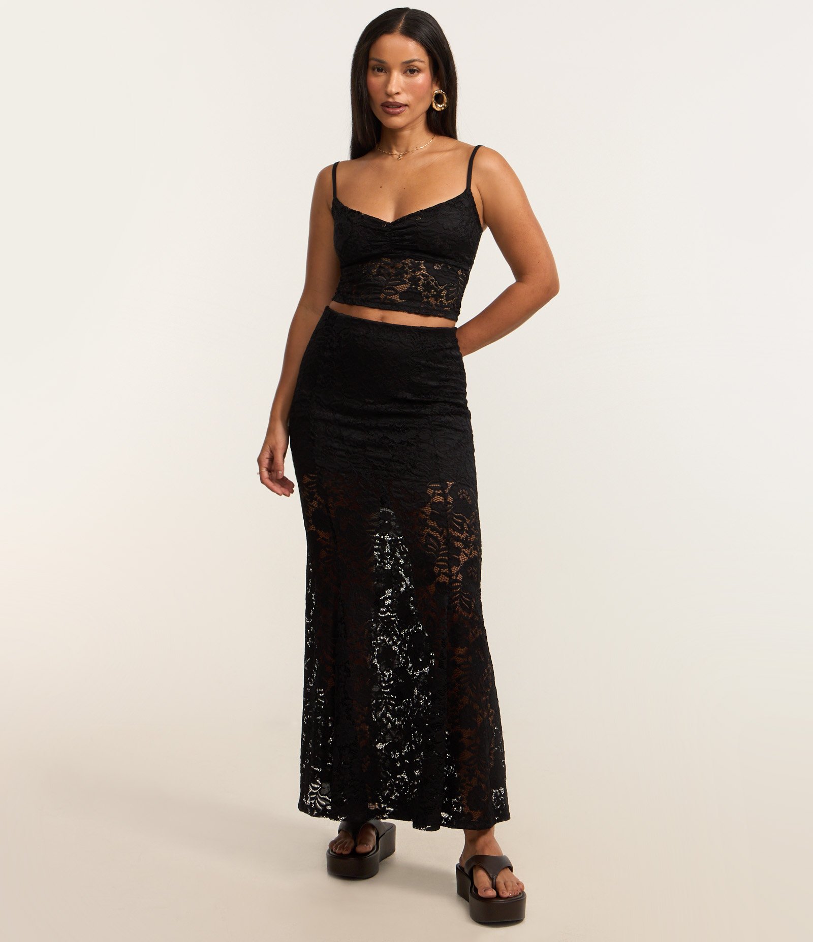 Blusa em Renda Floral com Alças Finas Preto 2