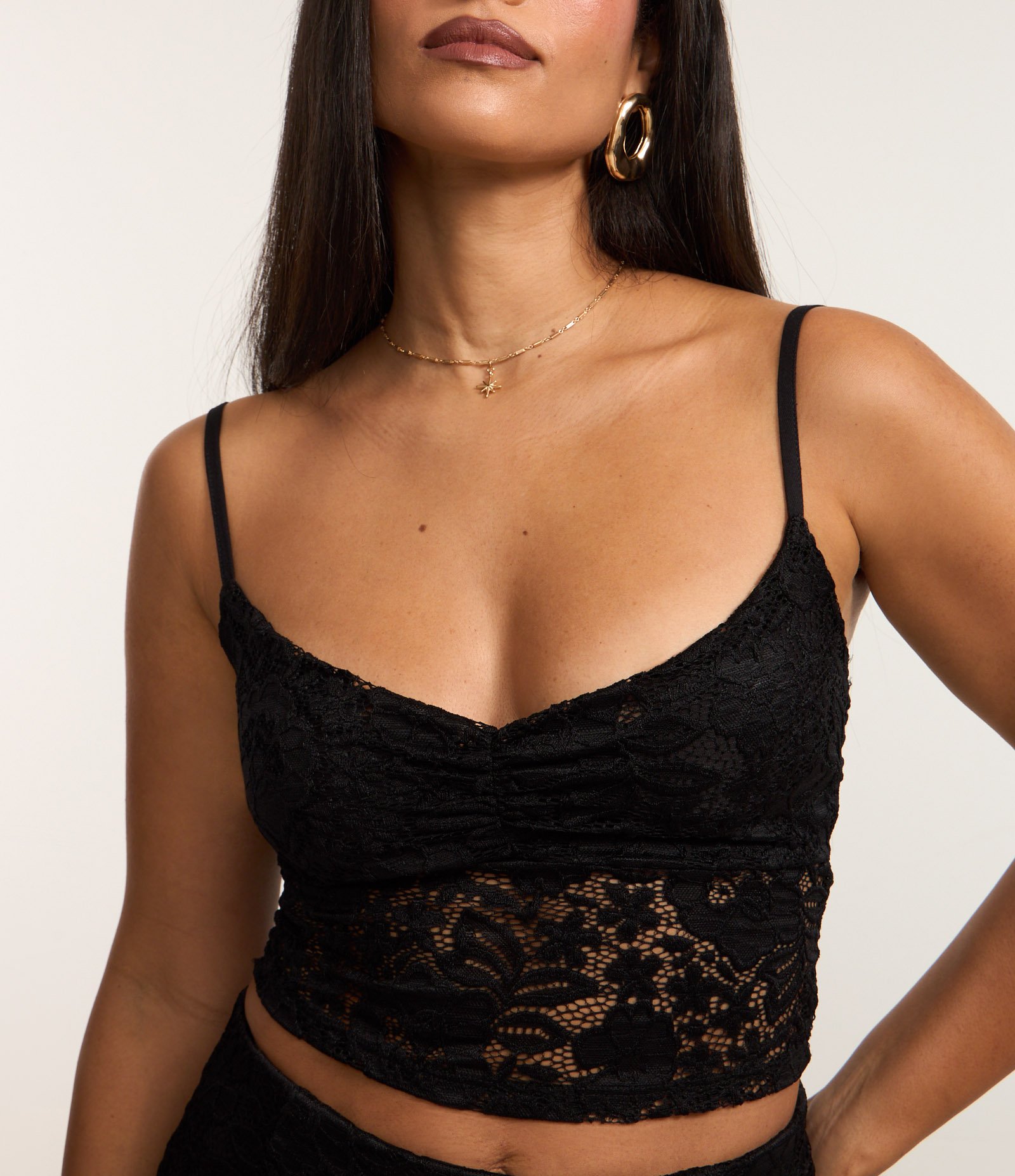 Blusa em Renda Floral com Alças Finas Preto 3