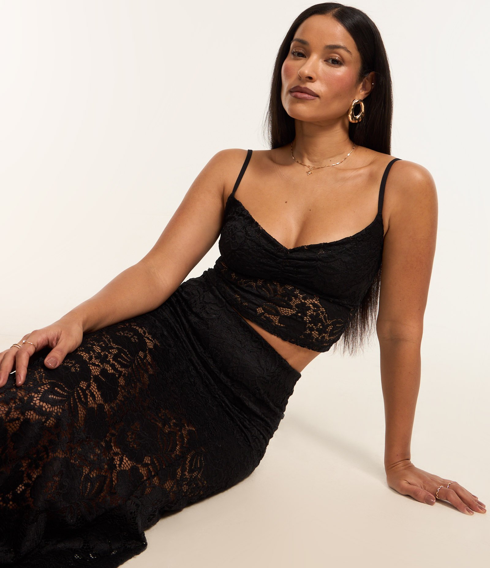 Blusa em Renda Floral com Alças Finas Preto 4