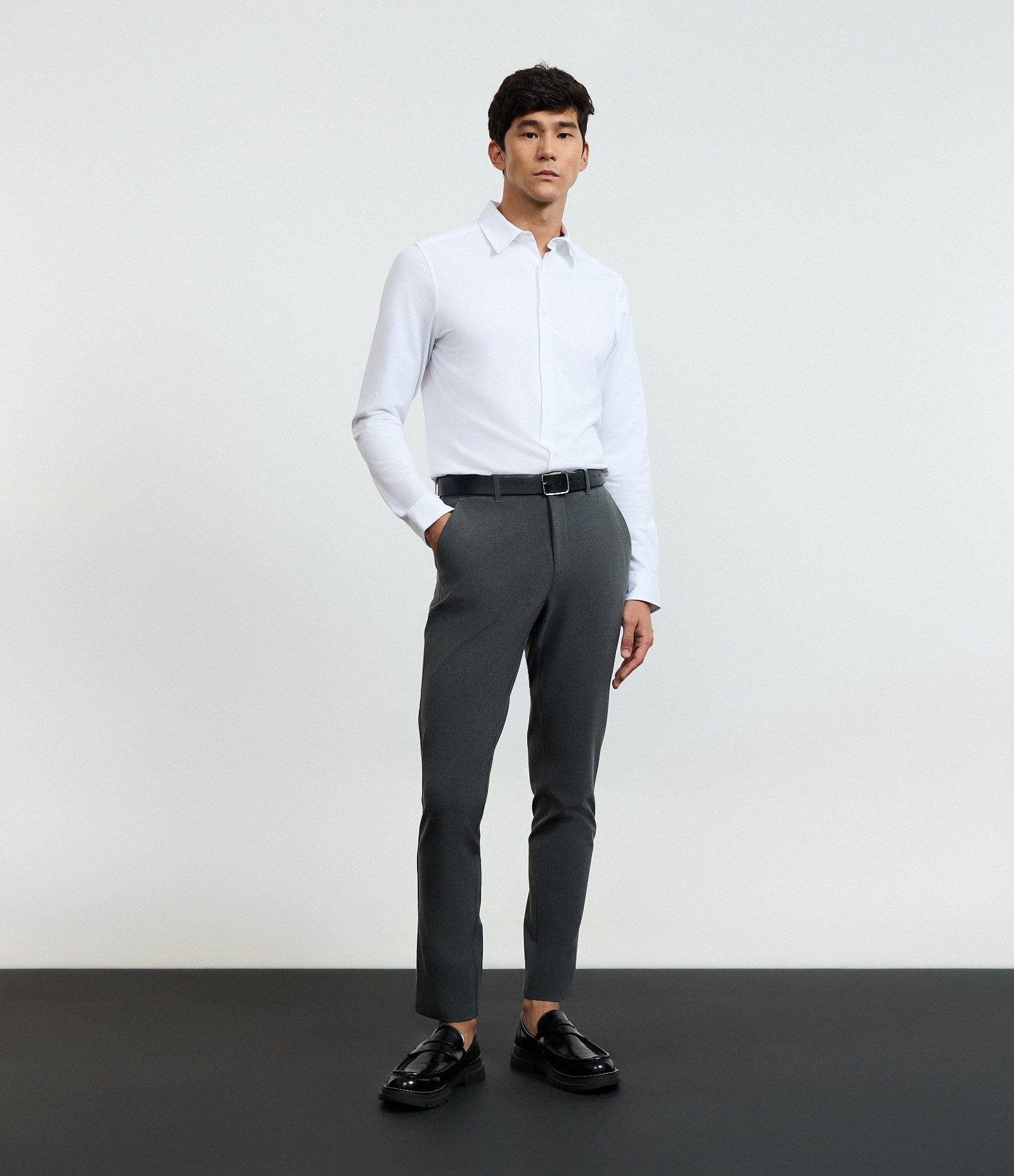 Calça Slim com Cós Elástico e Bolsos Cinza 5