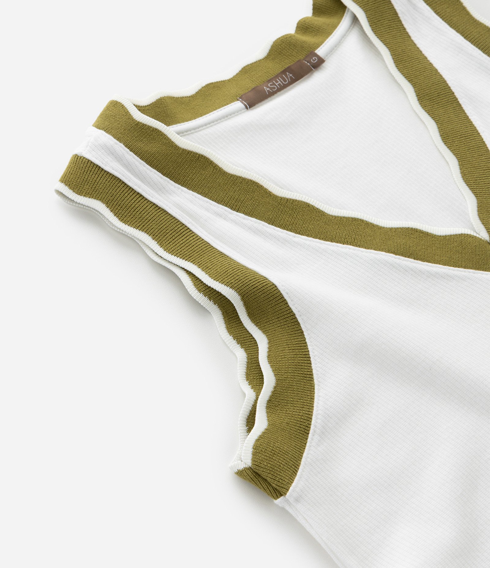 Blusa Regata em Ribana com Gola V em Retilínea Curve & Plus Size Branco 8