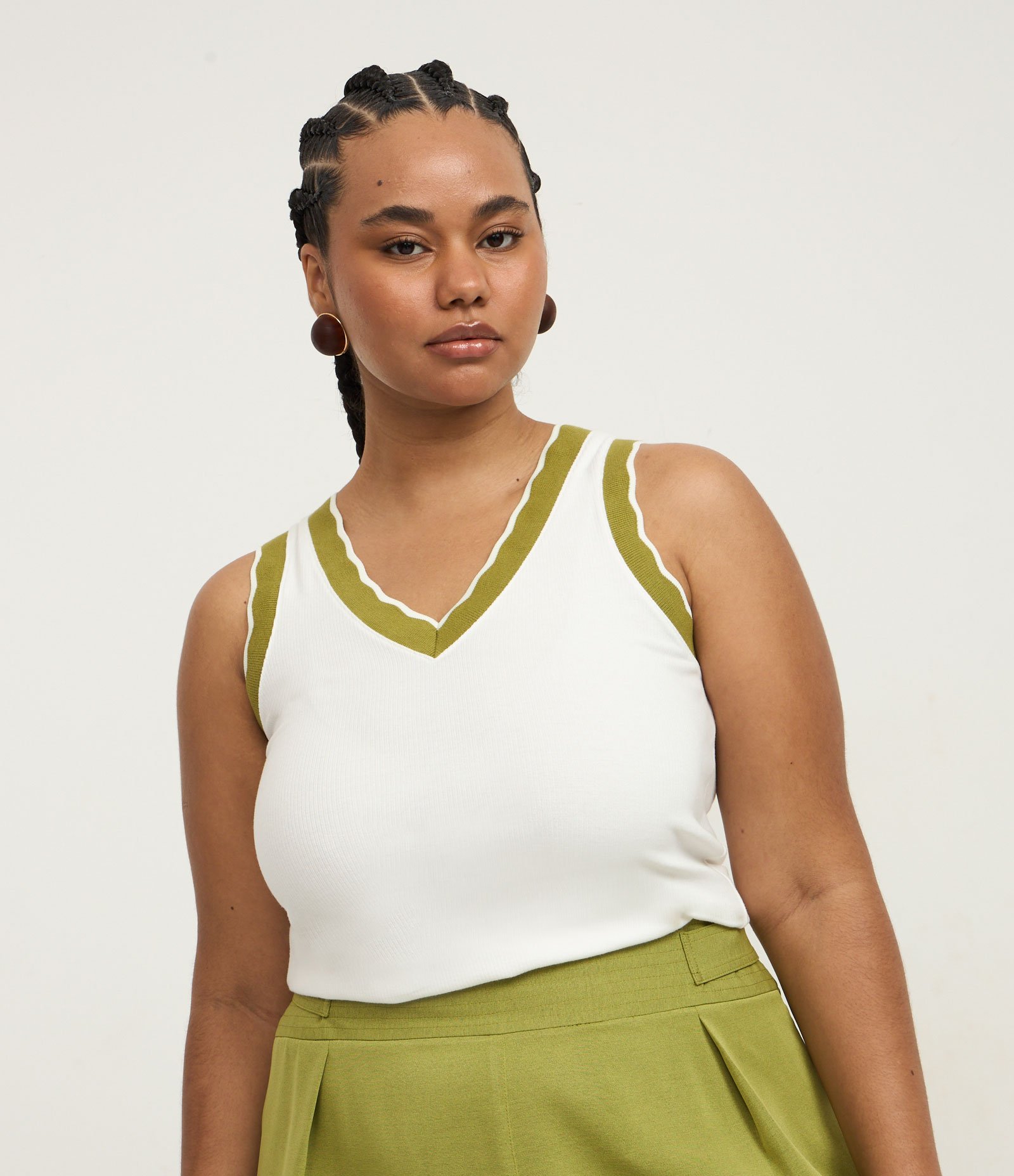 Blusa Regata em Ribana com Gola V em Retilínea Curve & Plus Size Branco 1