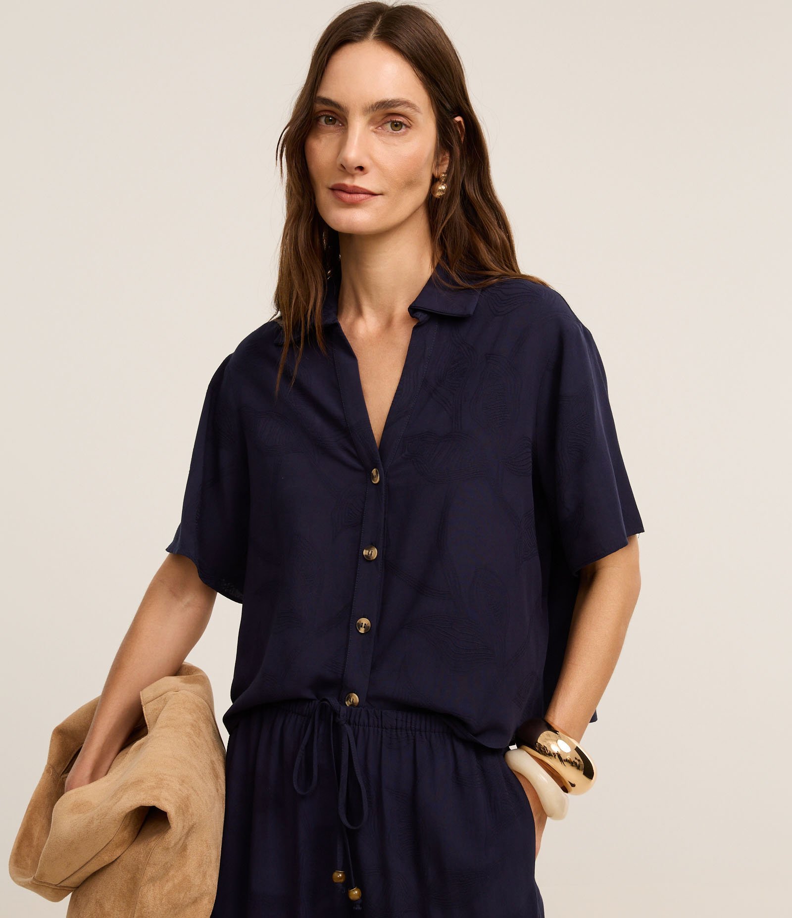 Camisa em Viscose com Textura Floral de Jacquard Azul Marinho 1