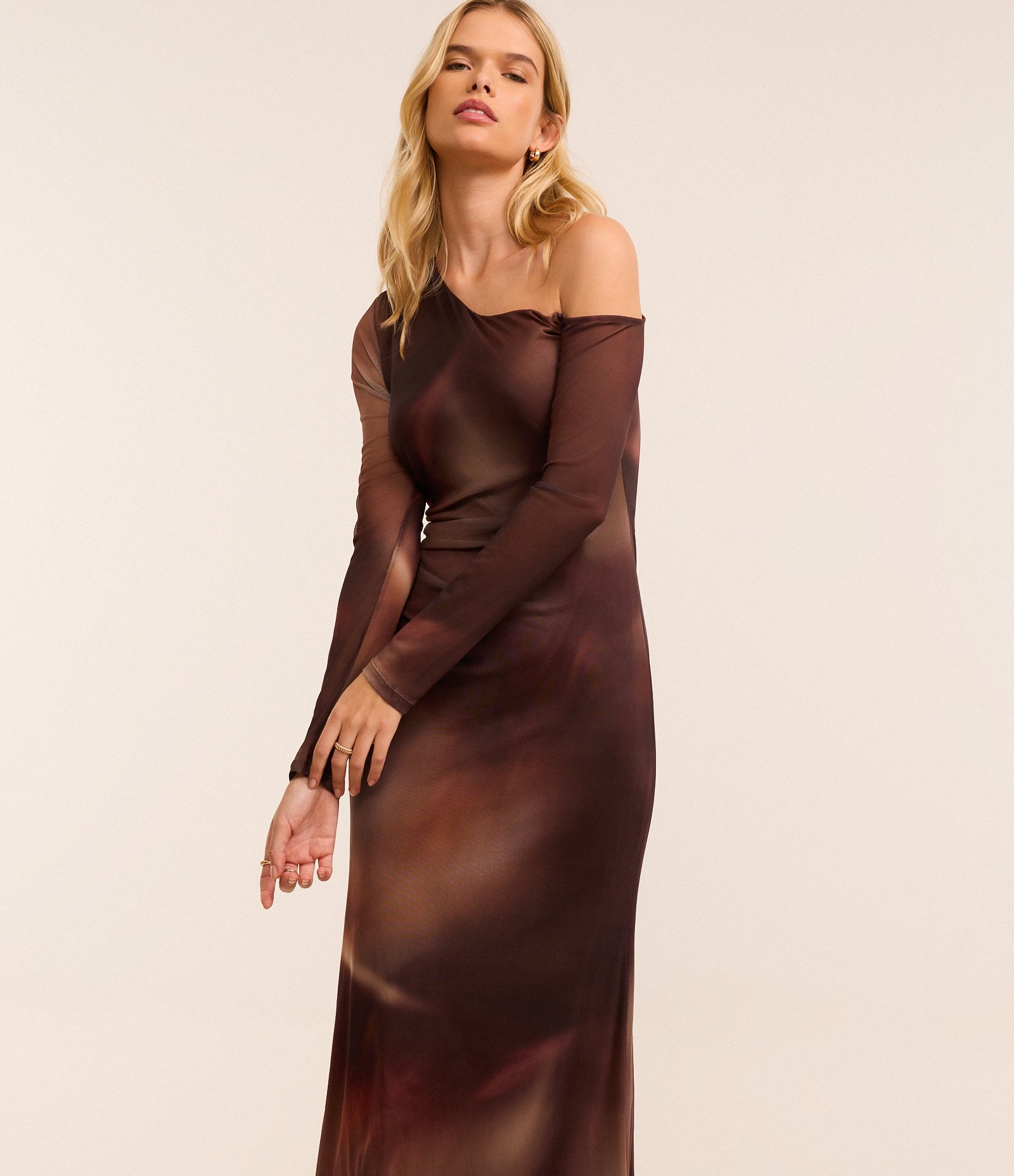 Vestido Longo em Tule com Estampa de Manchas e Ombro assimétrico Marrom 3