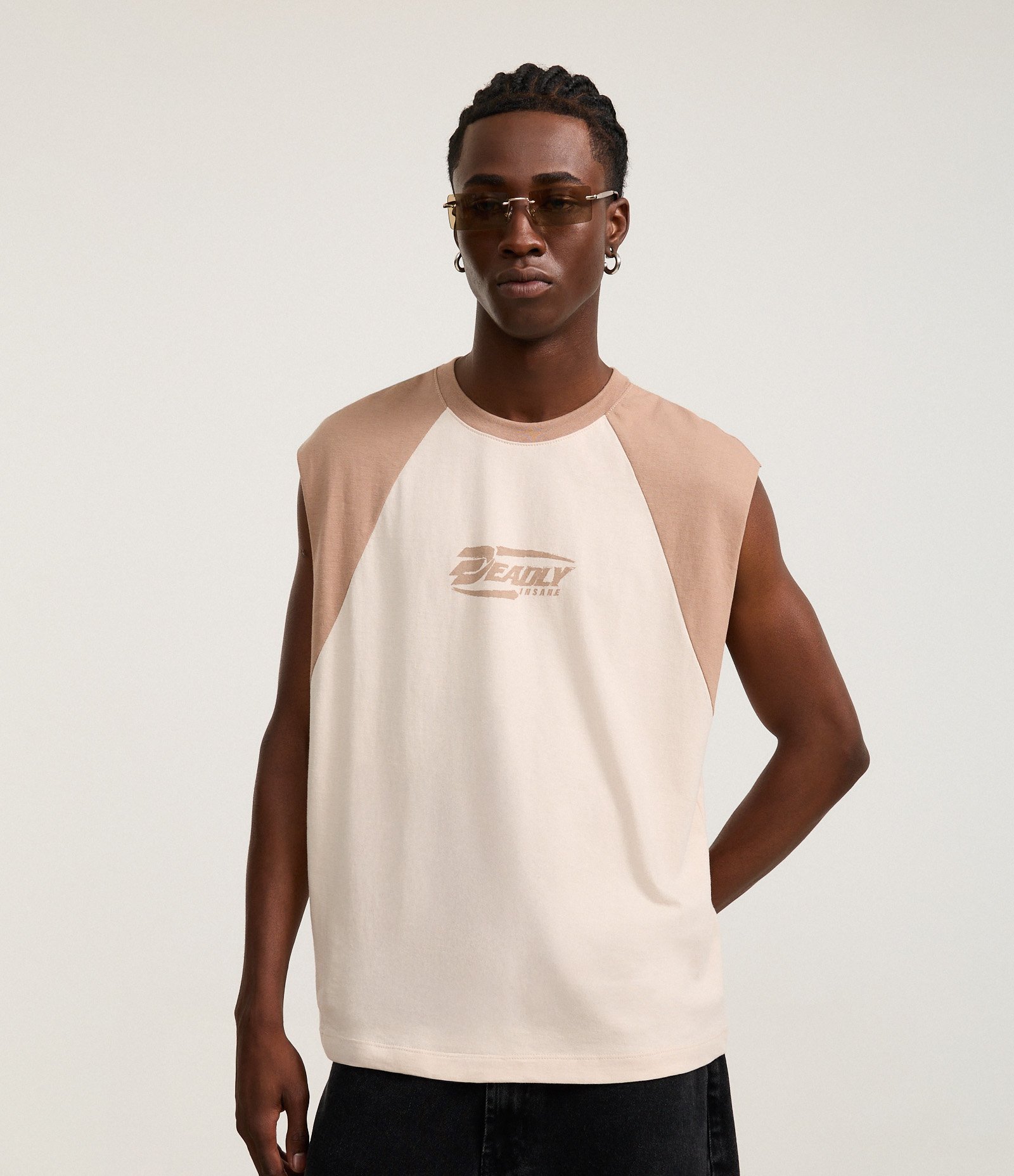 Regata Boxy em Algodão com Cava Raglã e Estampa Deadly Insane Bege 1