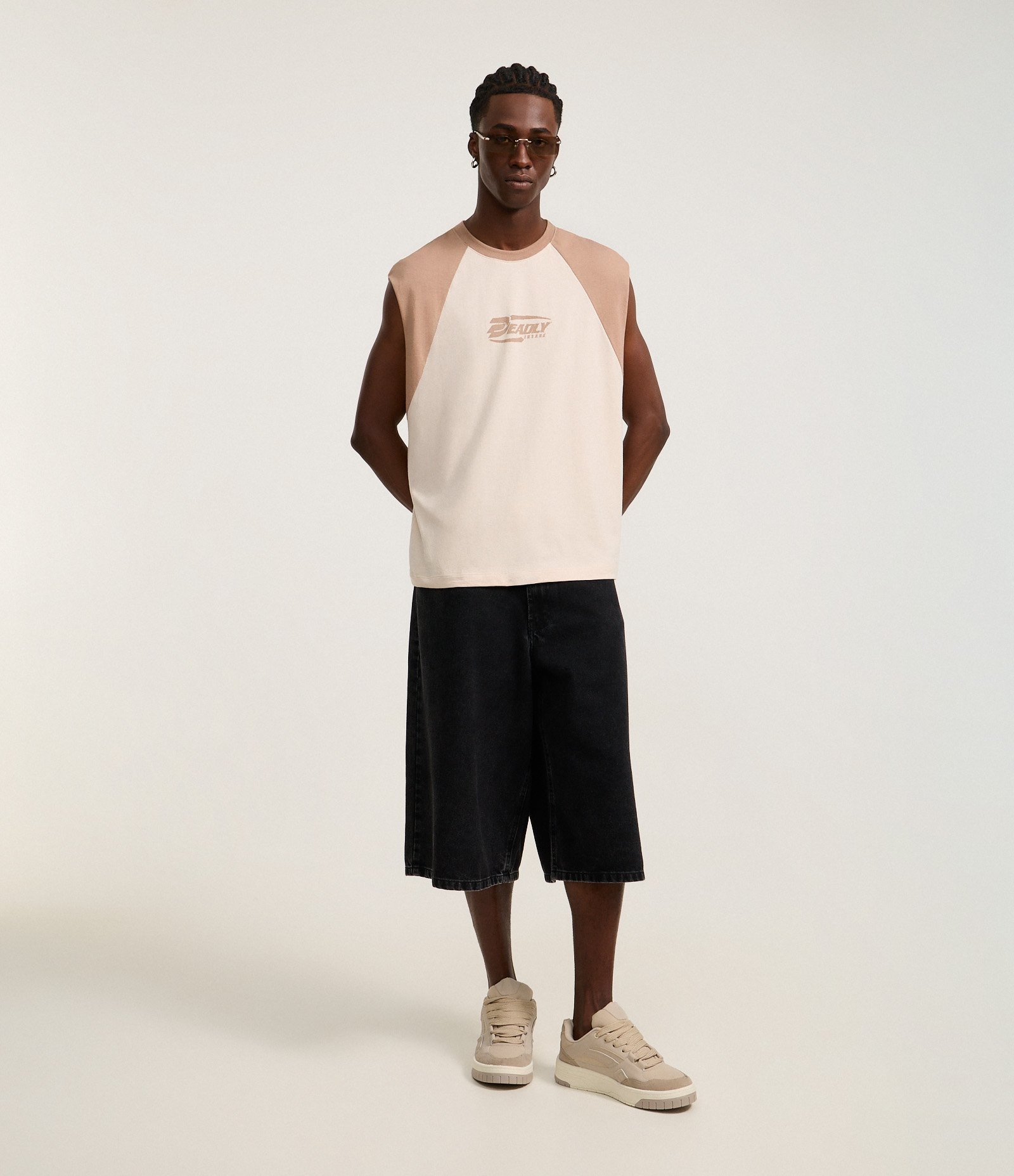 Regata Boxy em Algodão com Cava Raglã e Estampa Deadly Insane Bege 2